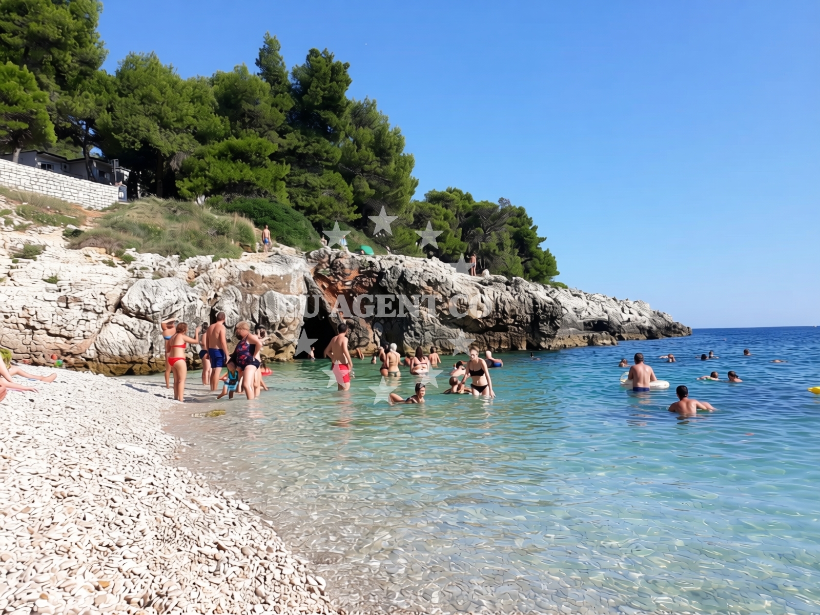 Beach facilities and surroundings at Hawaii beach in Verudella 16, Pula