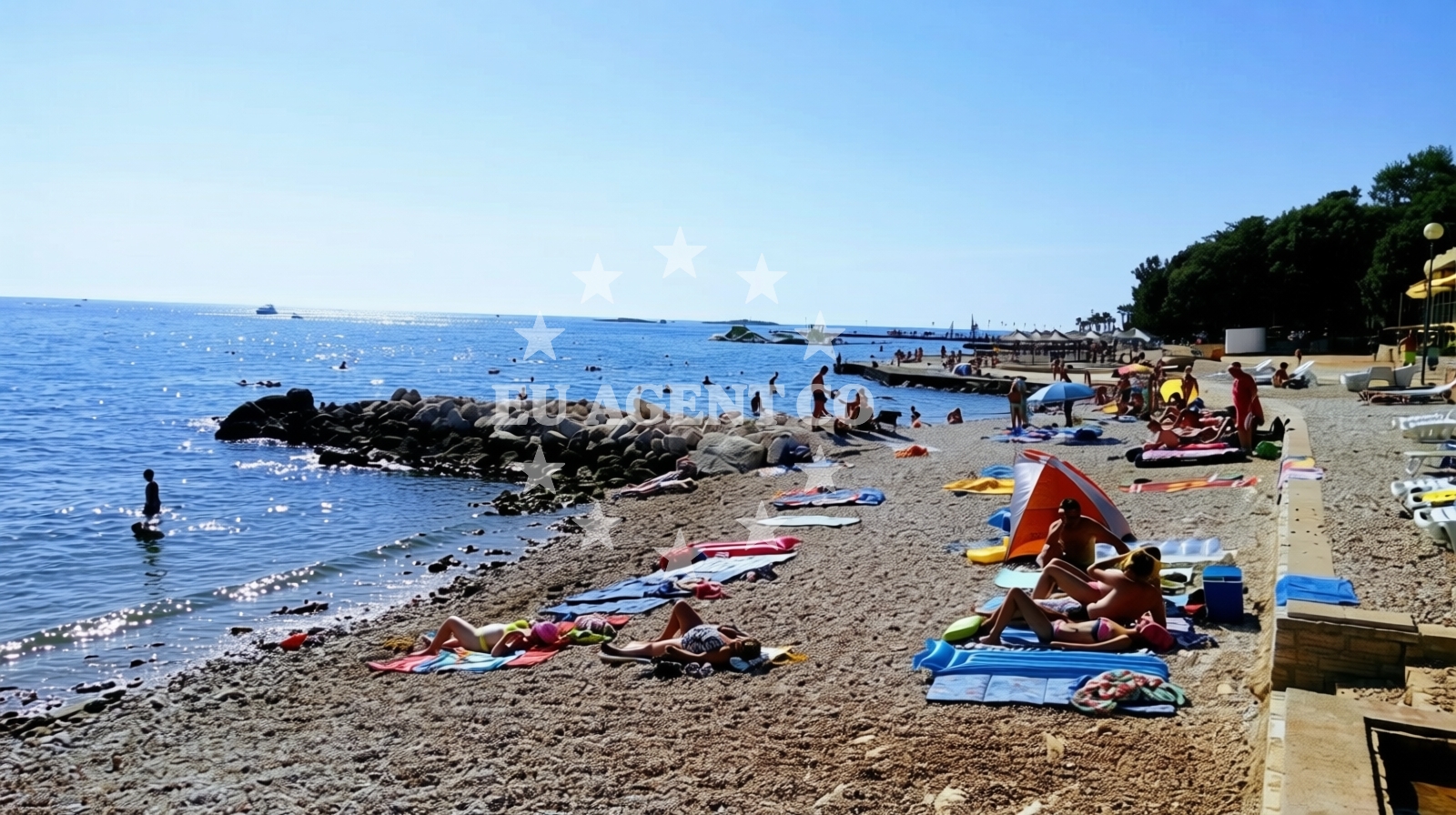 Beach facilities and surroundings at Hotel Delfin beach in Zelena Laguna b.b 2, Poreč