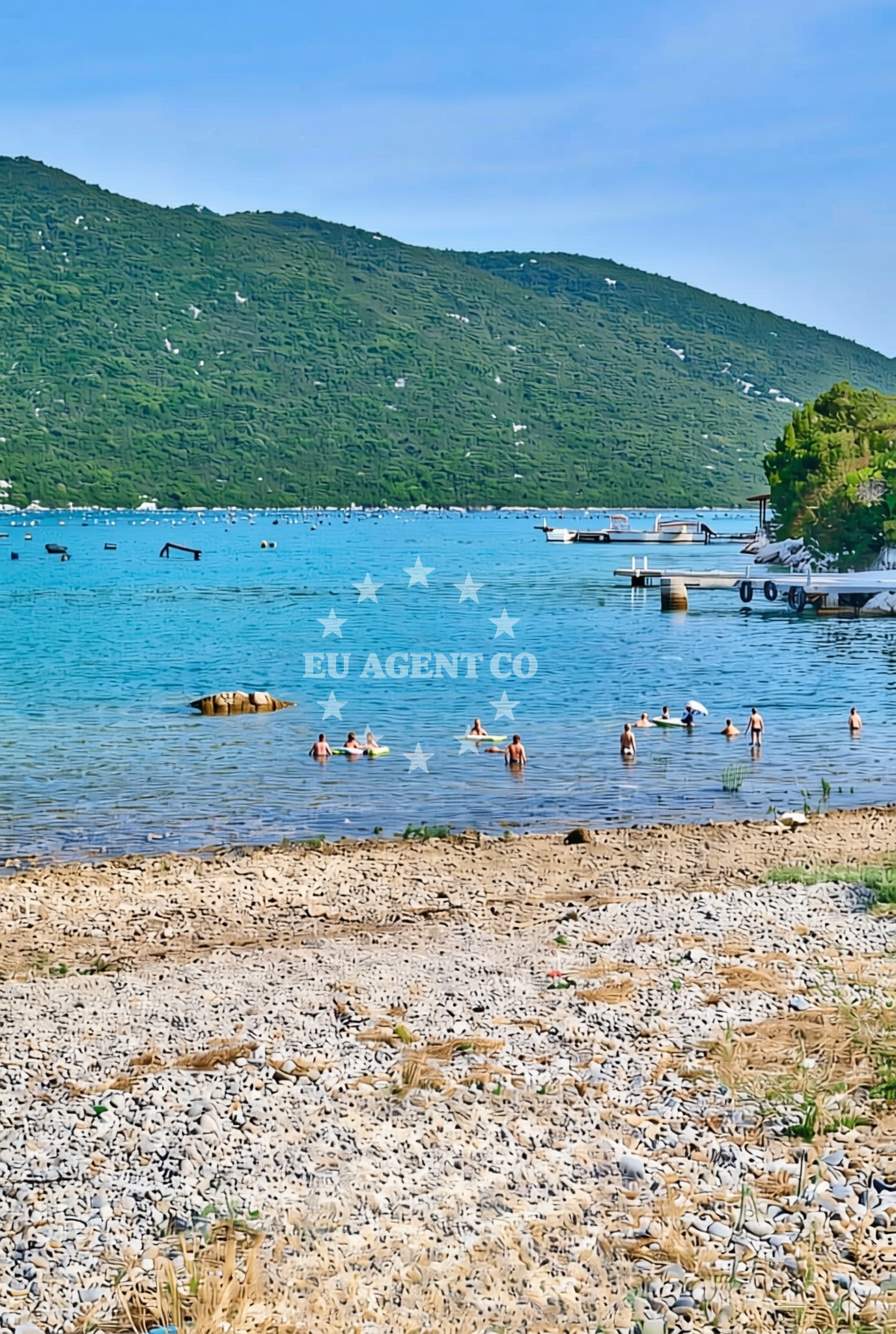 Beach facilities and surroundings at Imotica: beaches and coves in Imotica
