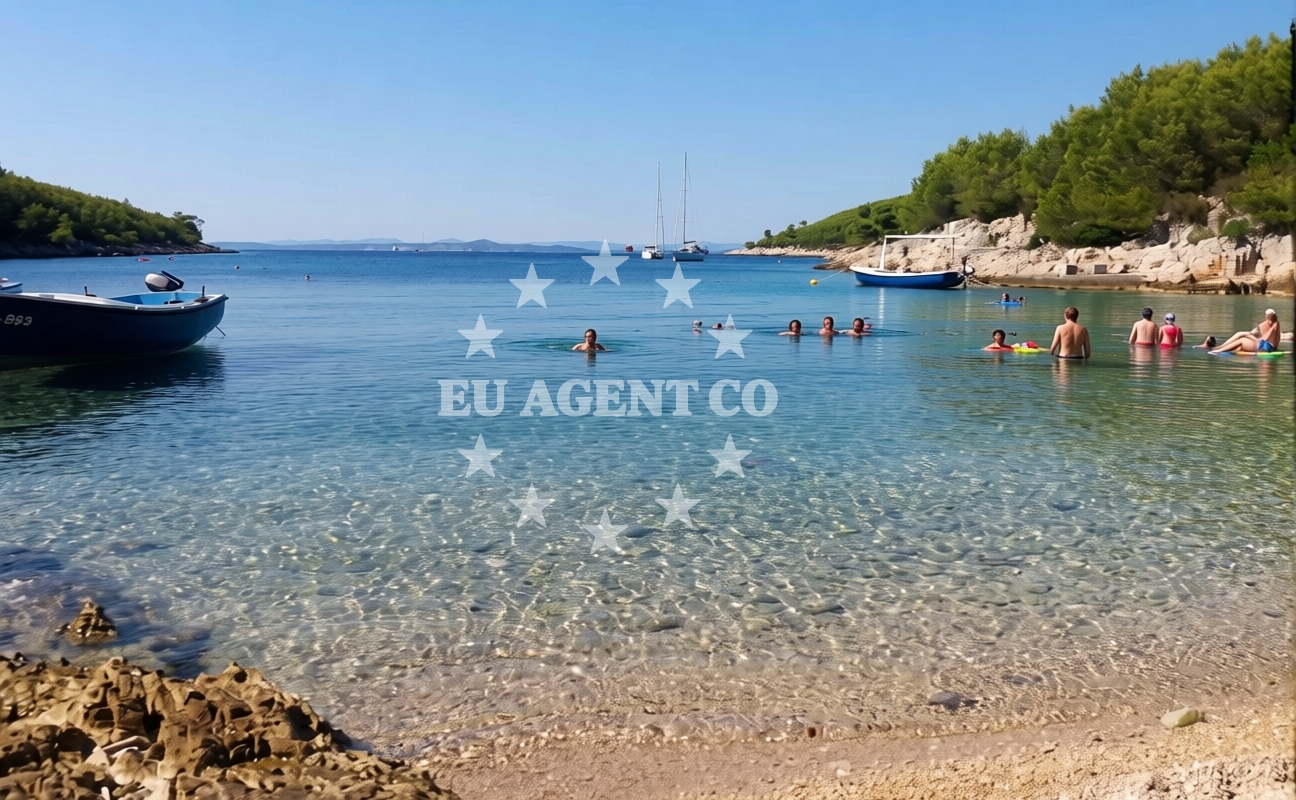 Beach facilities and surroundings at Jagoda beach in Uvala Kalober 3 (Pribinja), Hvar