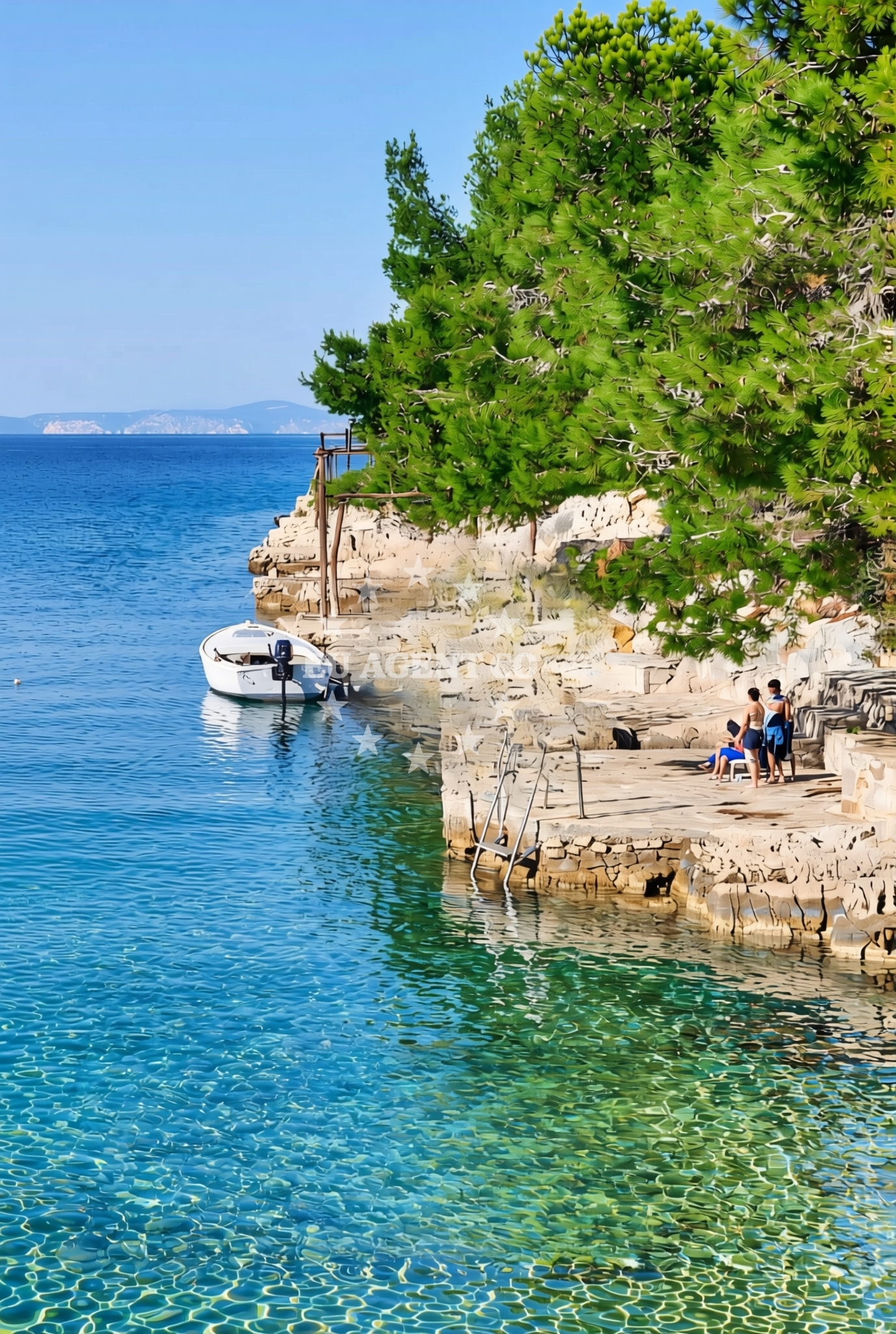 Beach facilities and surroundings at Jagodna istok, Hvar (Hvar) Beach in Jagodna istok