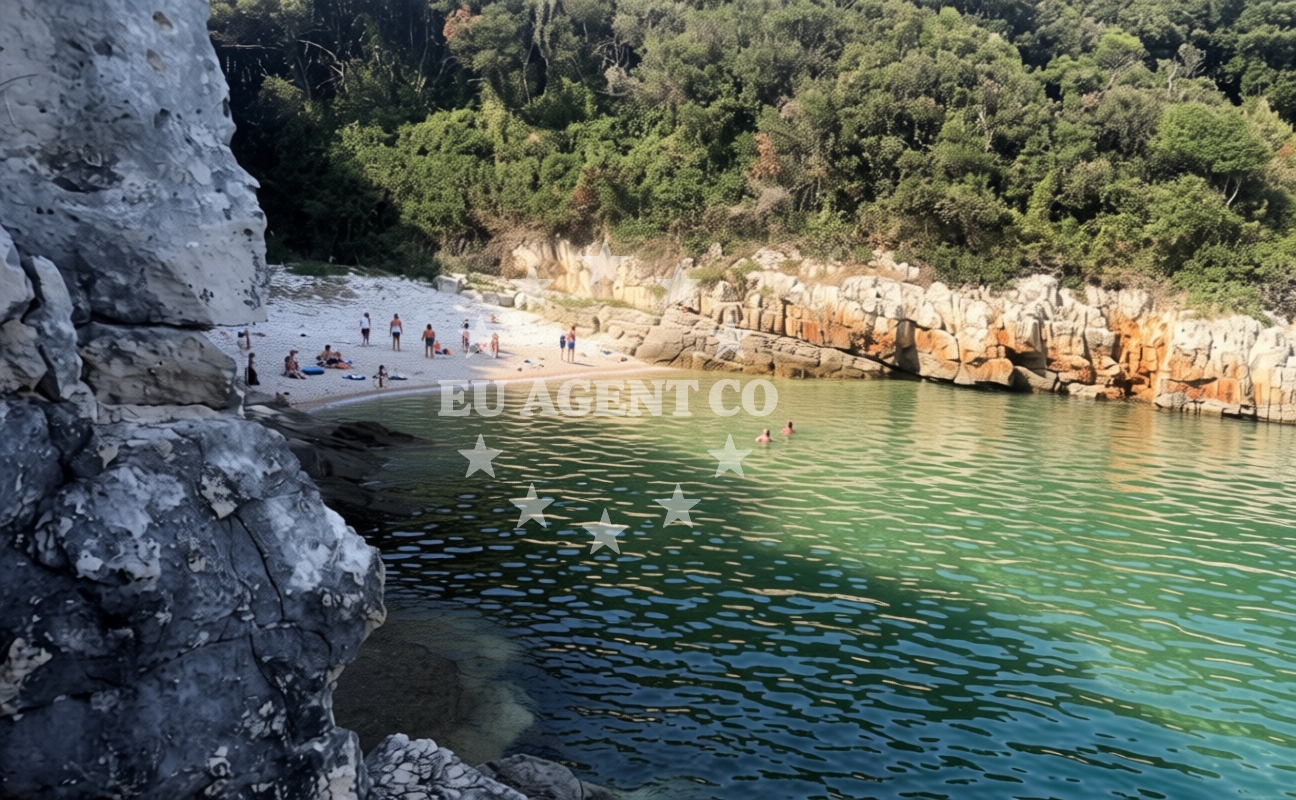 Beach facilities and surroundings at Jarovica beach in Peruski 497, Peruški