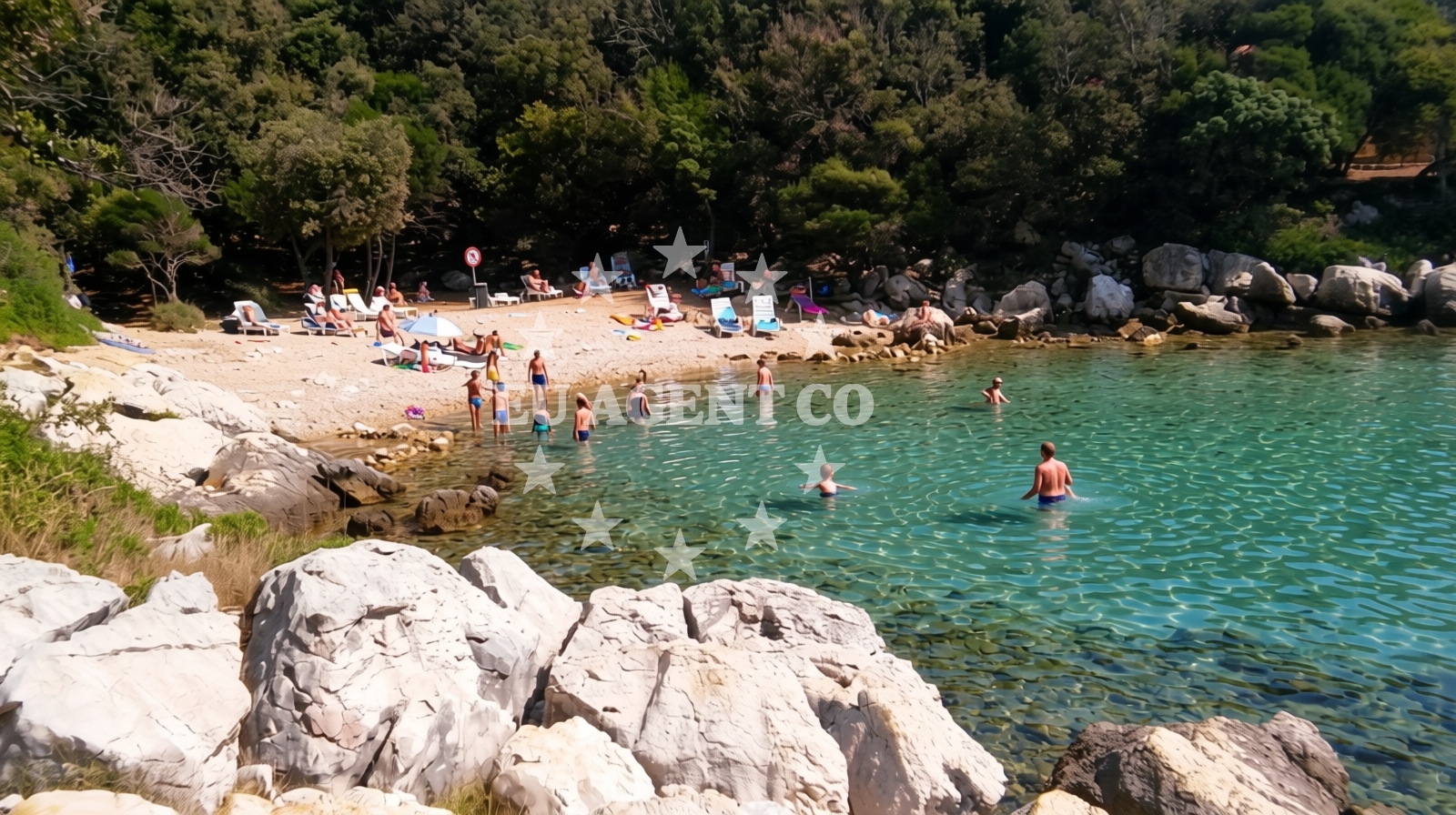 Beach facilities and surroundings at Jelenovica beach in Kampor 99, Rab
