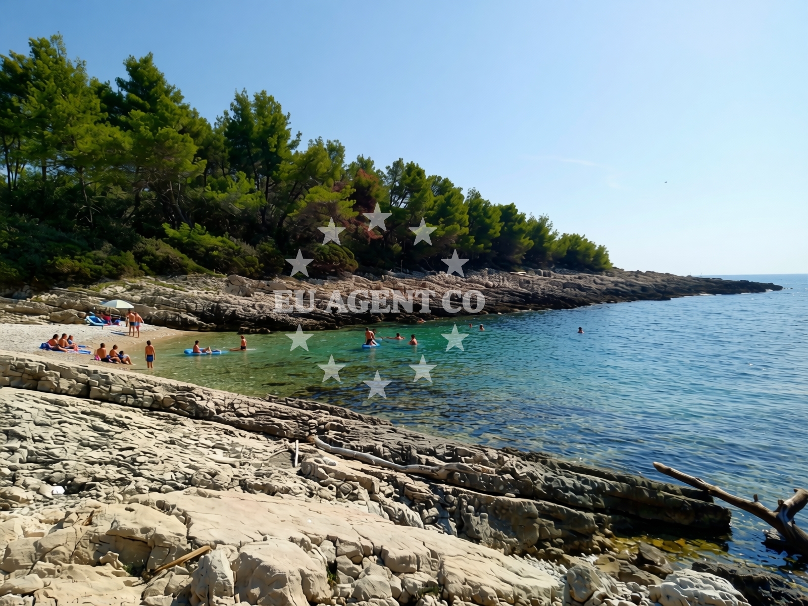 Beach facilities and surroundings at Jugo beach in Zavalatica,333 Zavalatica, Zavalatica
