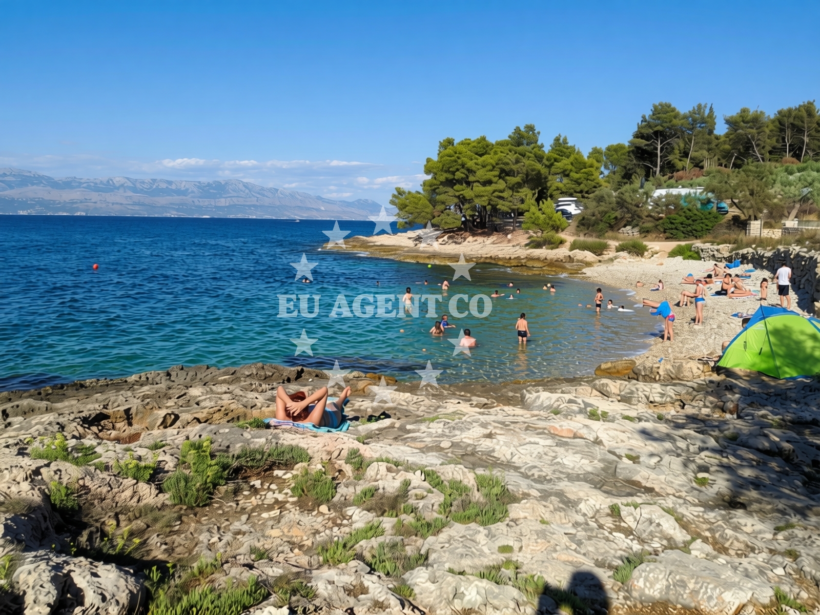Overview of Justitija beach in Braće Ivanović Valerijev 17, Sutivan
