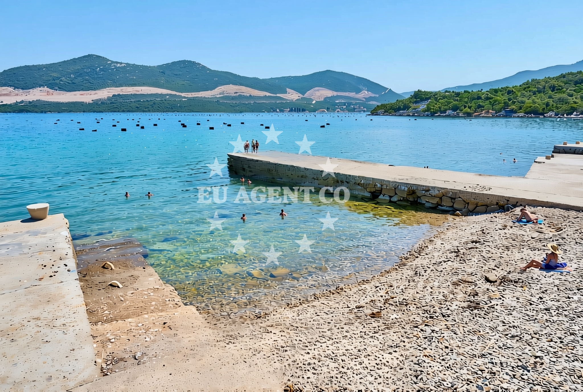Beach facilities and surroundings at Kabli sjever, Putniković Beach in Kabli sjever