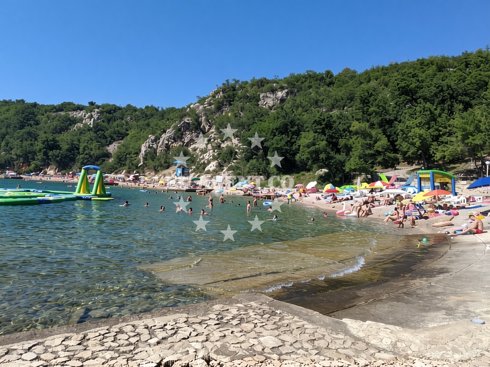 Beach facilities and surroundings at Kacjak beach in Kačjak 83, Dramalj