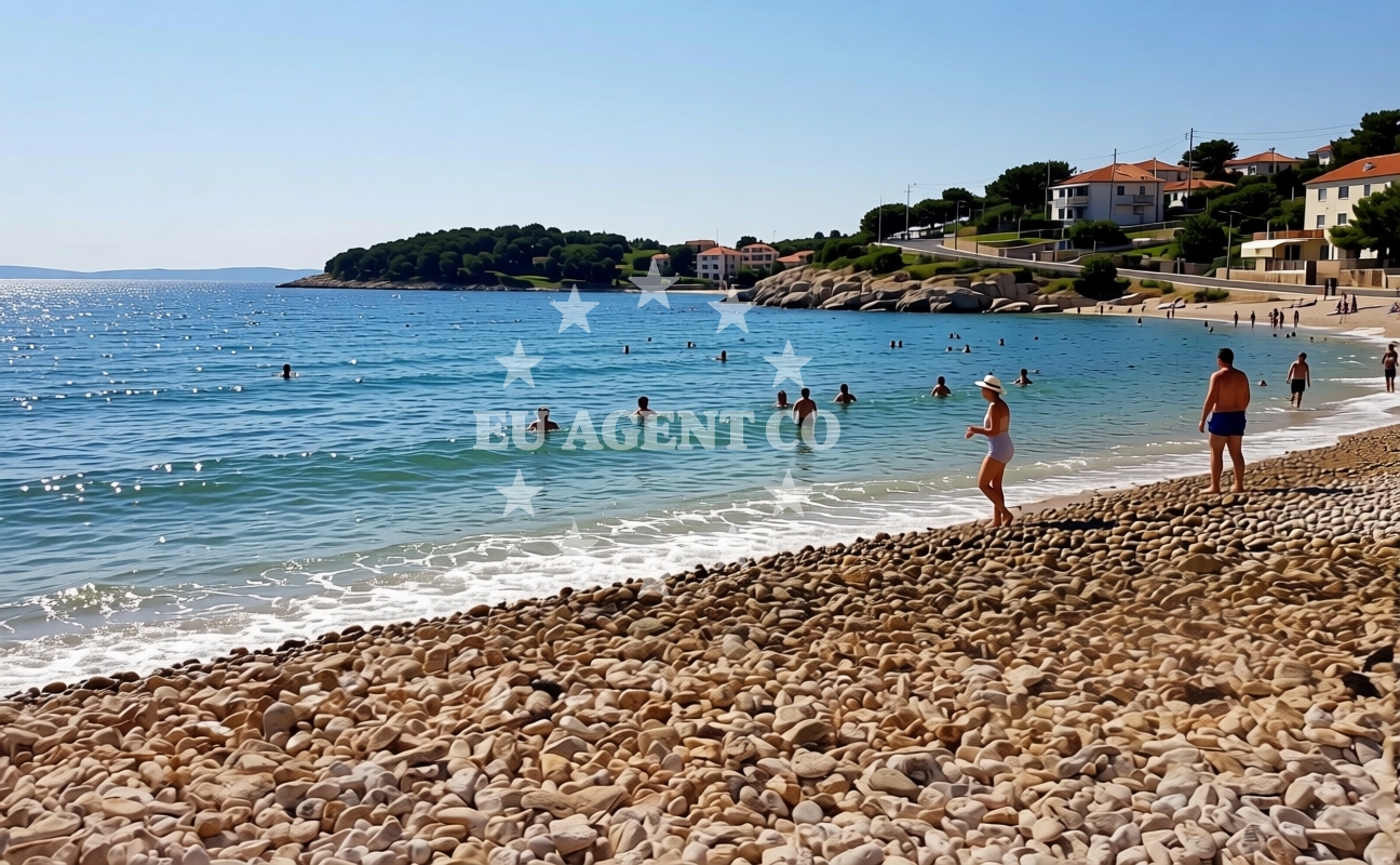 Shoreline and swimming area at Kalifront beach in Supetarska Draga 318, Rab