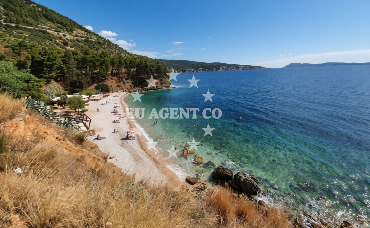 Additional view of Kamenica beach in Gurnji put 37, Komiža
