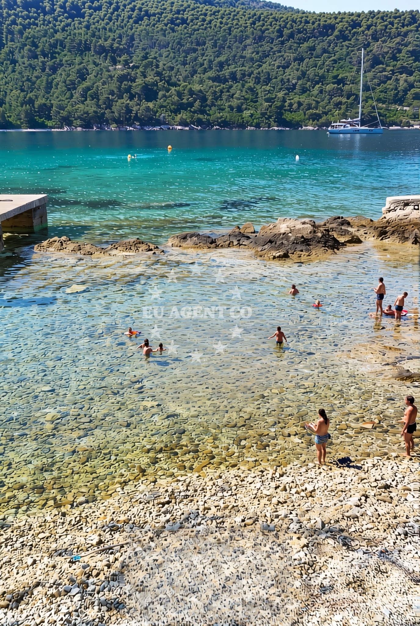 Beach facilities and surroundings at Kamp, Žuljana Beach in Kamp