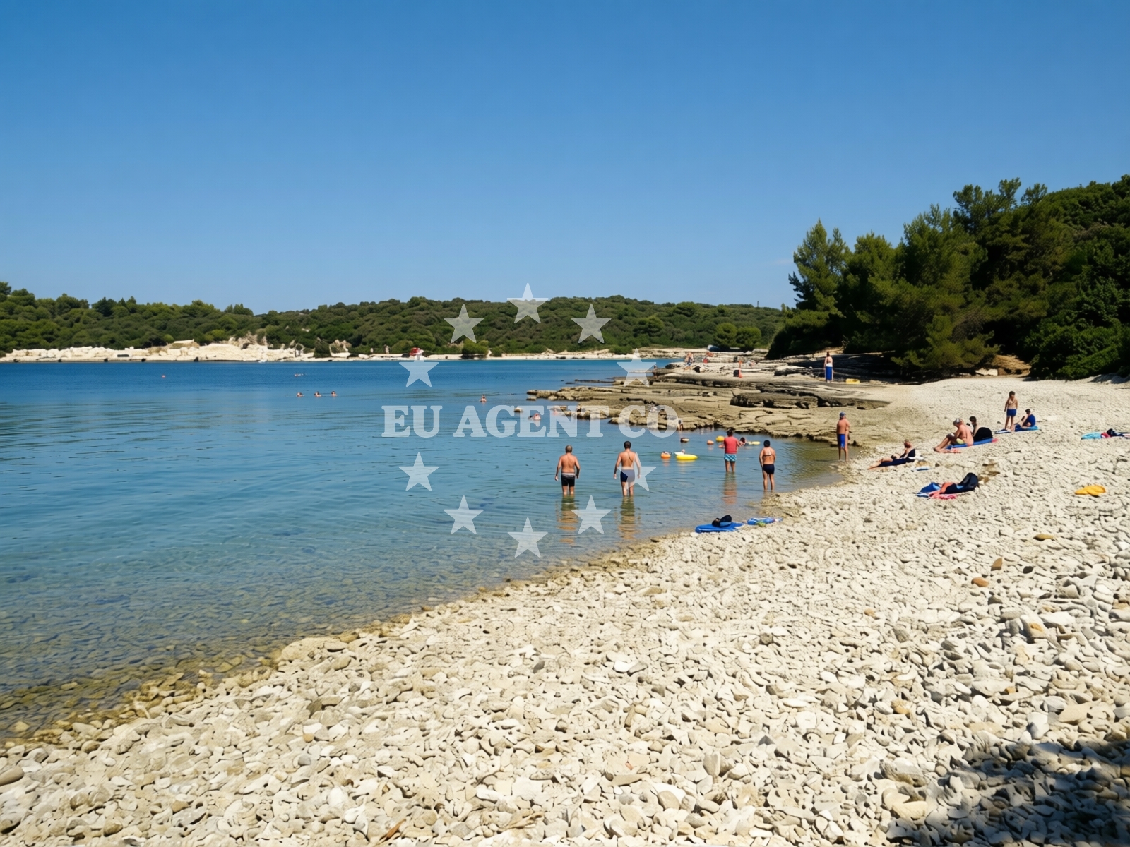 Overview of Kanalic beach in Pelini ulica 2, Pula