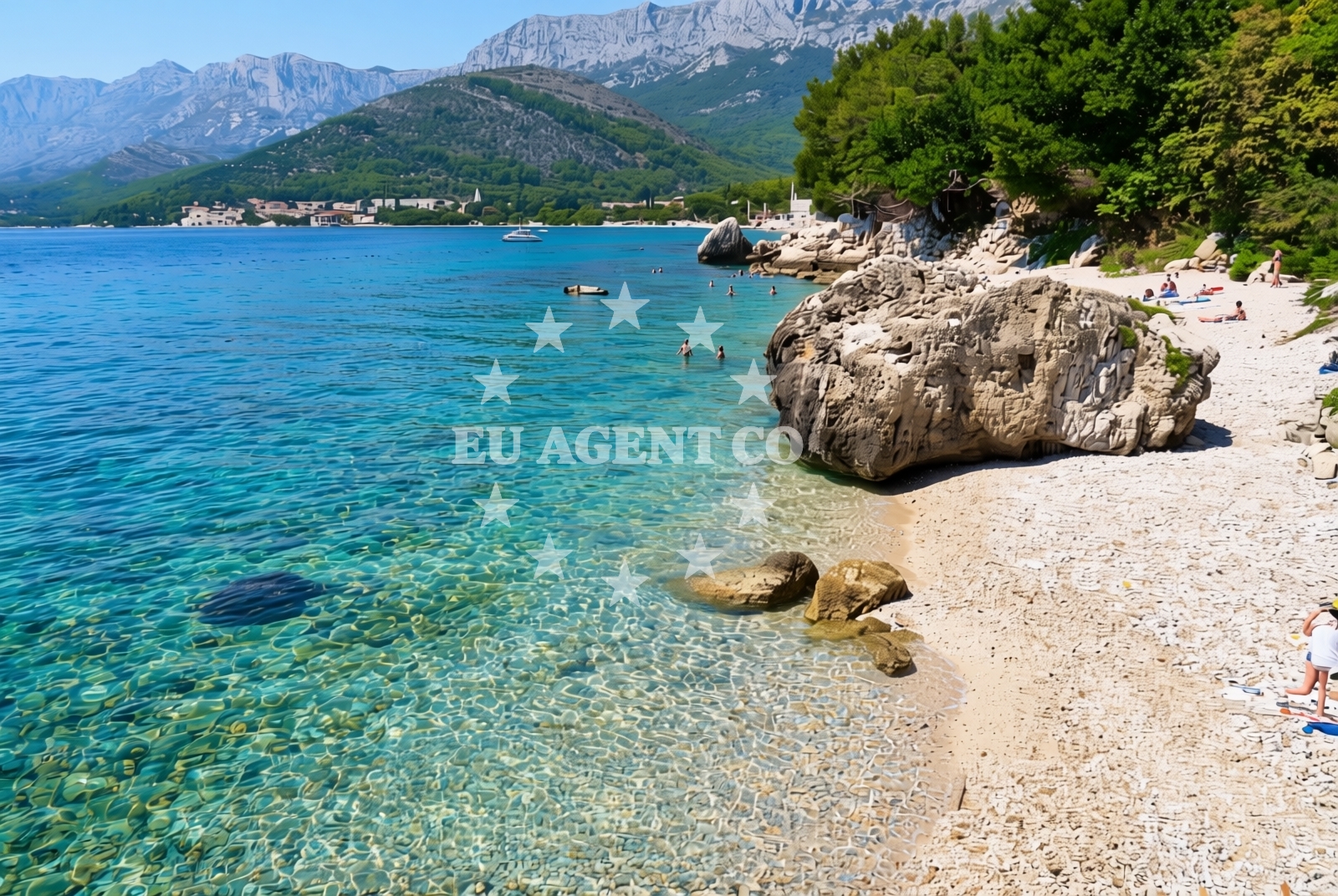 Shoreline and swimming area at Kapeć jug, Podaca Beach in Kapeć jug