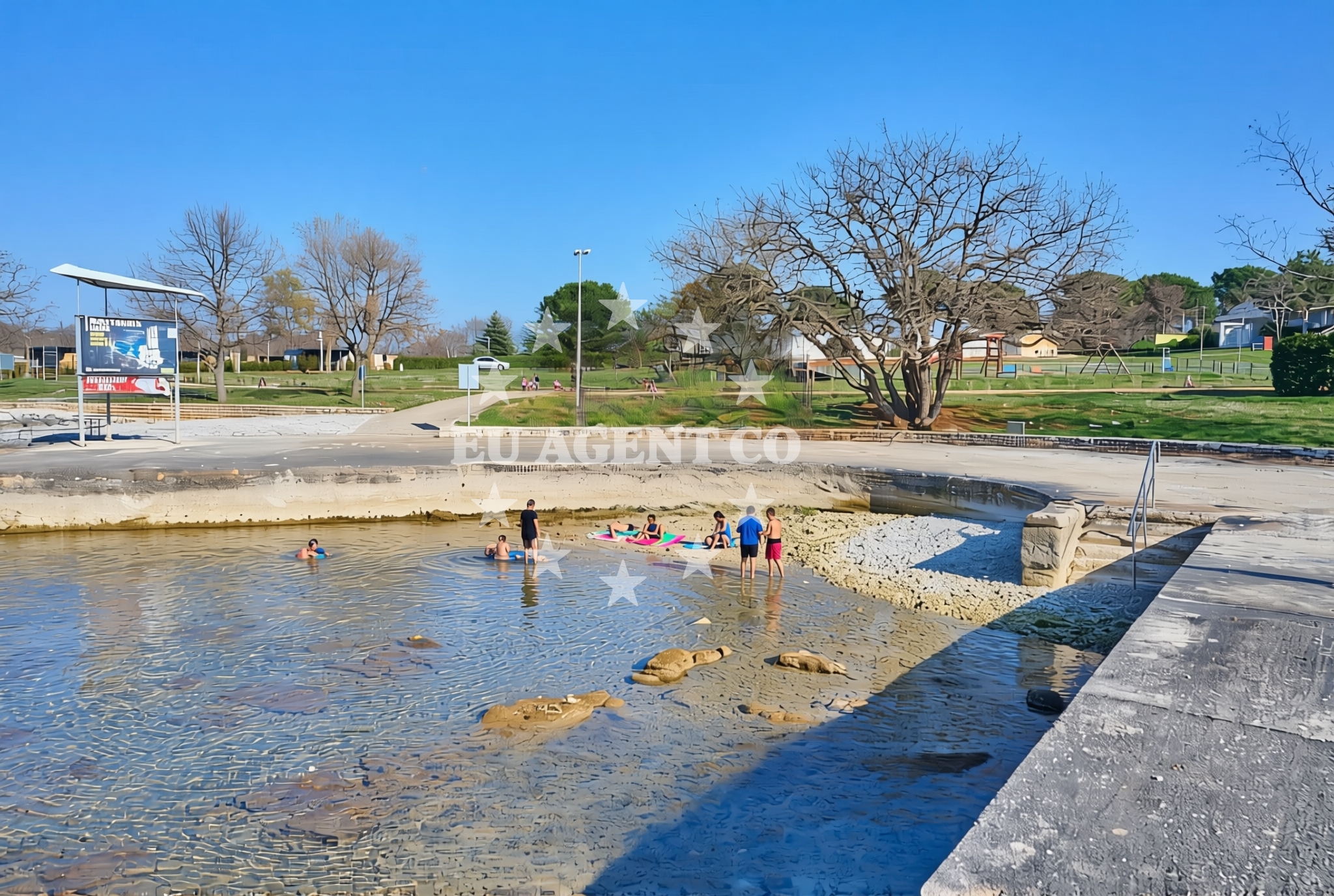 Beach facilities and surroundings at Karigador: beaches and coves (3) in Karigador