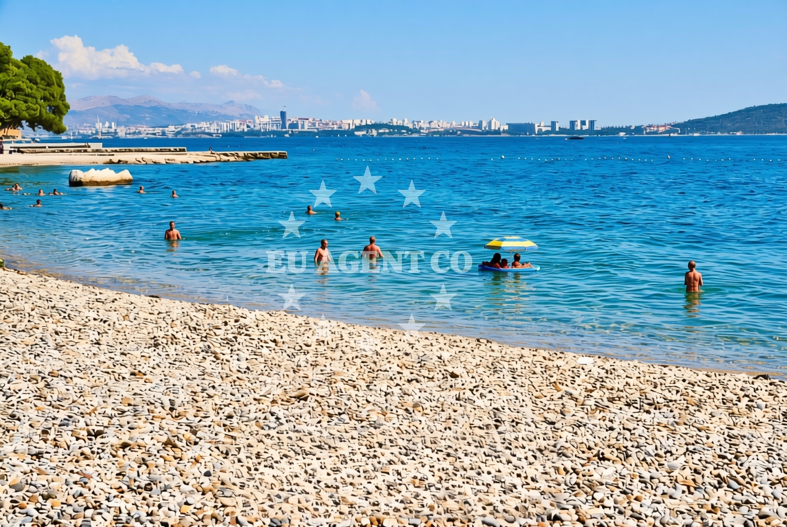 Beach facilities and surroundings at Kaštel Lukšić: beaches and coves (5) in Kaštel Lukšić