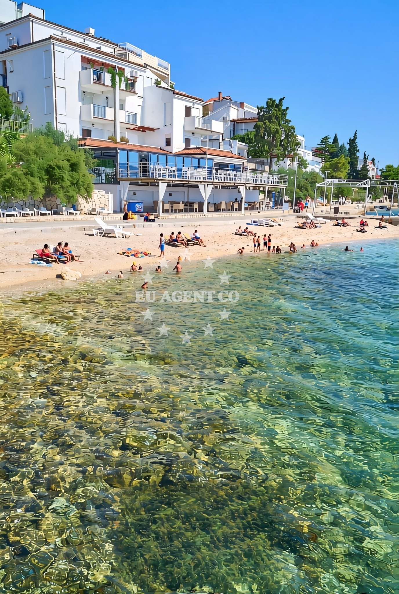 Beach facilities and surroundings at Komarna jug, Komarna Beach in Komarna jug