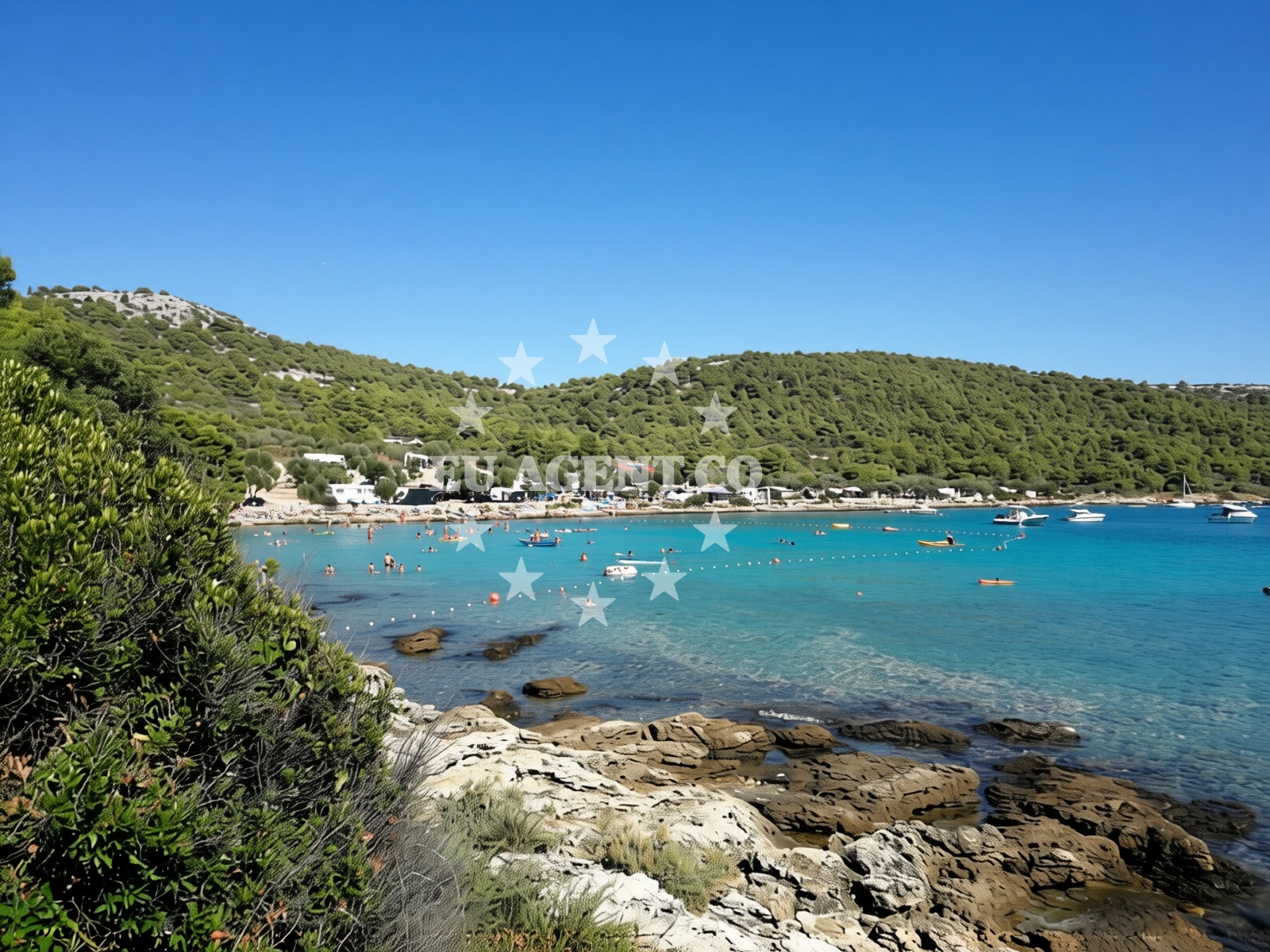 Overview of Kosirina beach in Uvala Podjasenovac 10, Murter
