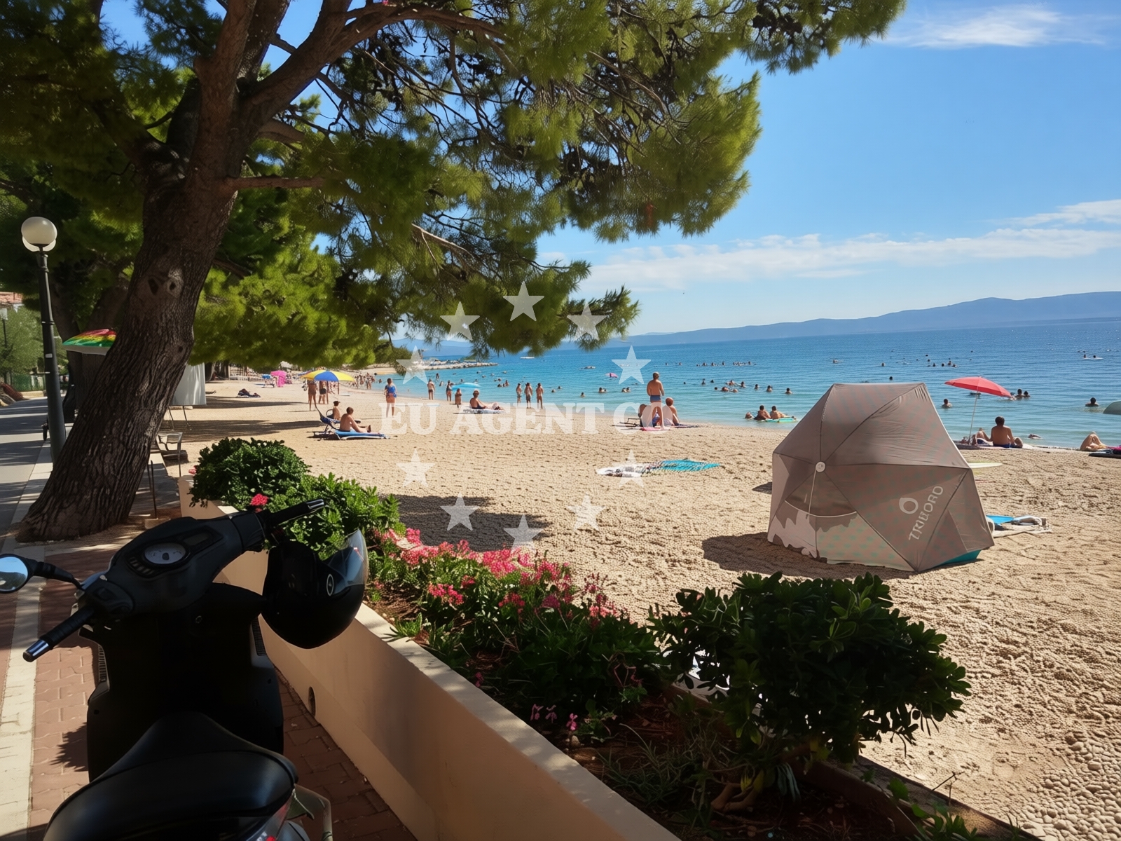 Beach facilities and surroundings at Kraj beach in Kraj 93, Tučepi