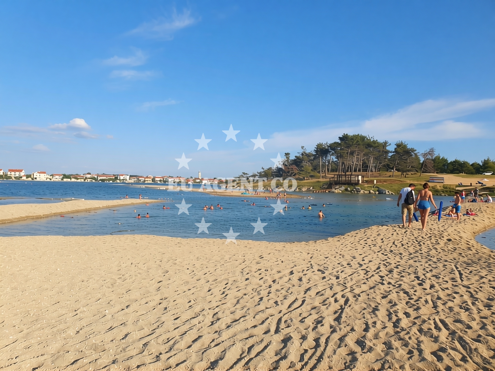 Beach facilities and surroundings at Kraljicina plaza in Trg Zore dalmatinske 5, Nin