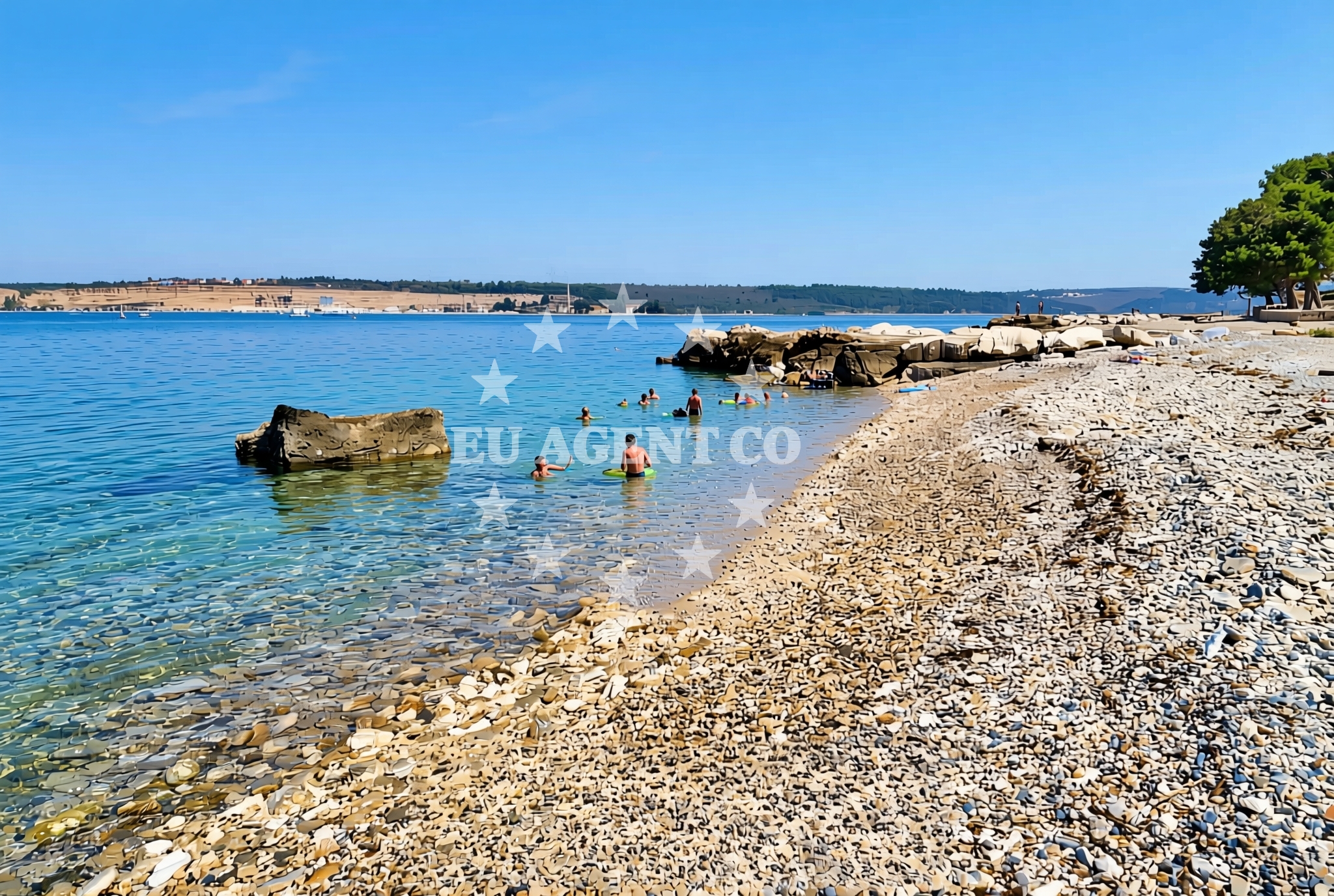 Beach facilities and surroundings at Kras, Tar Beach in Kras