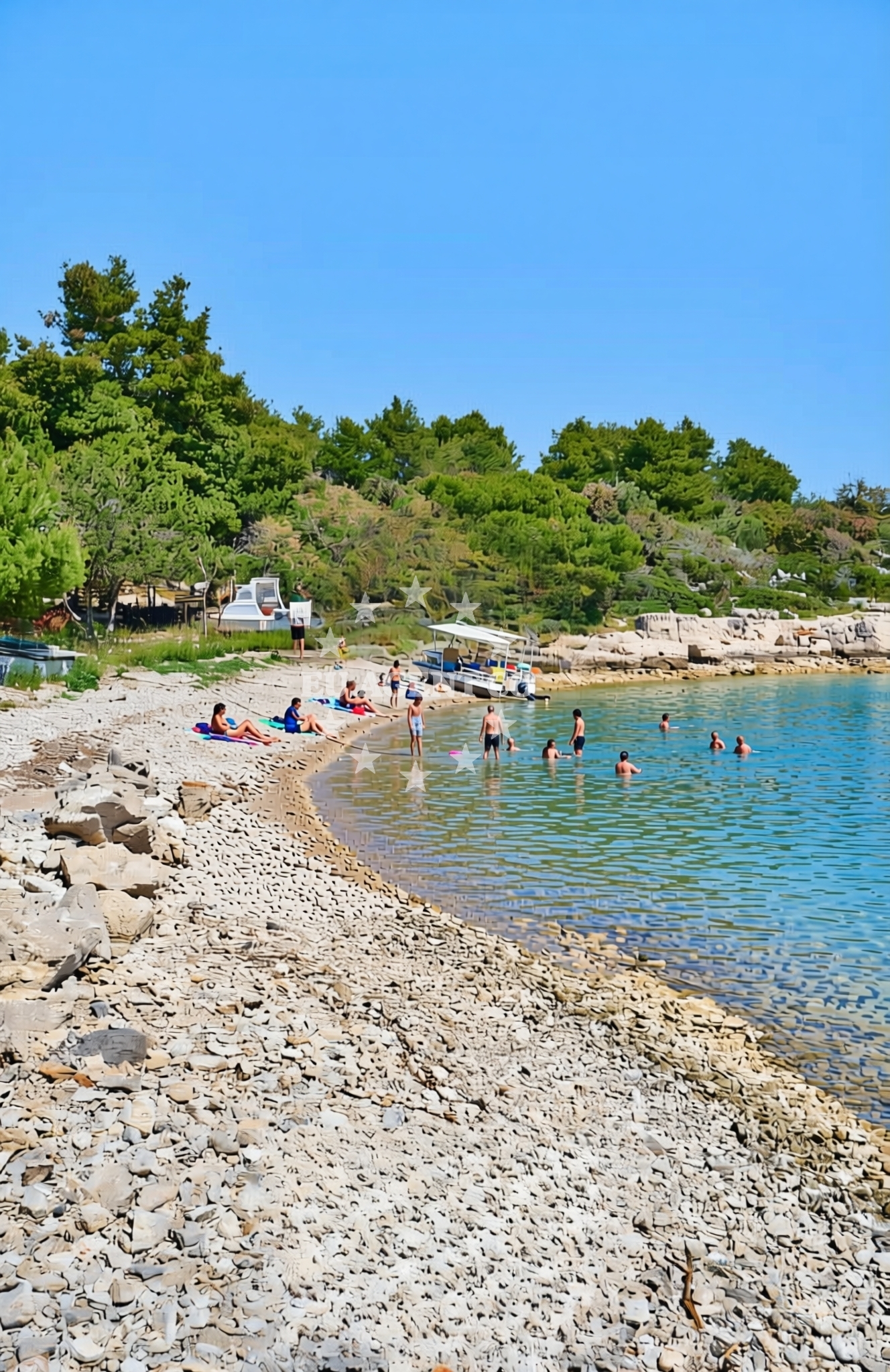 Beach facilities and surroundings at Krknjaš, Drvenik Veliki (Drvenik Veli) Beach in Krknjaš