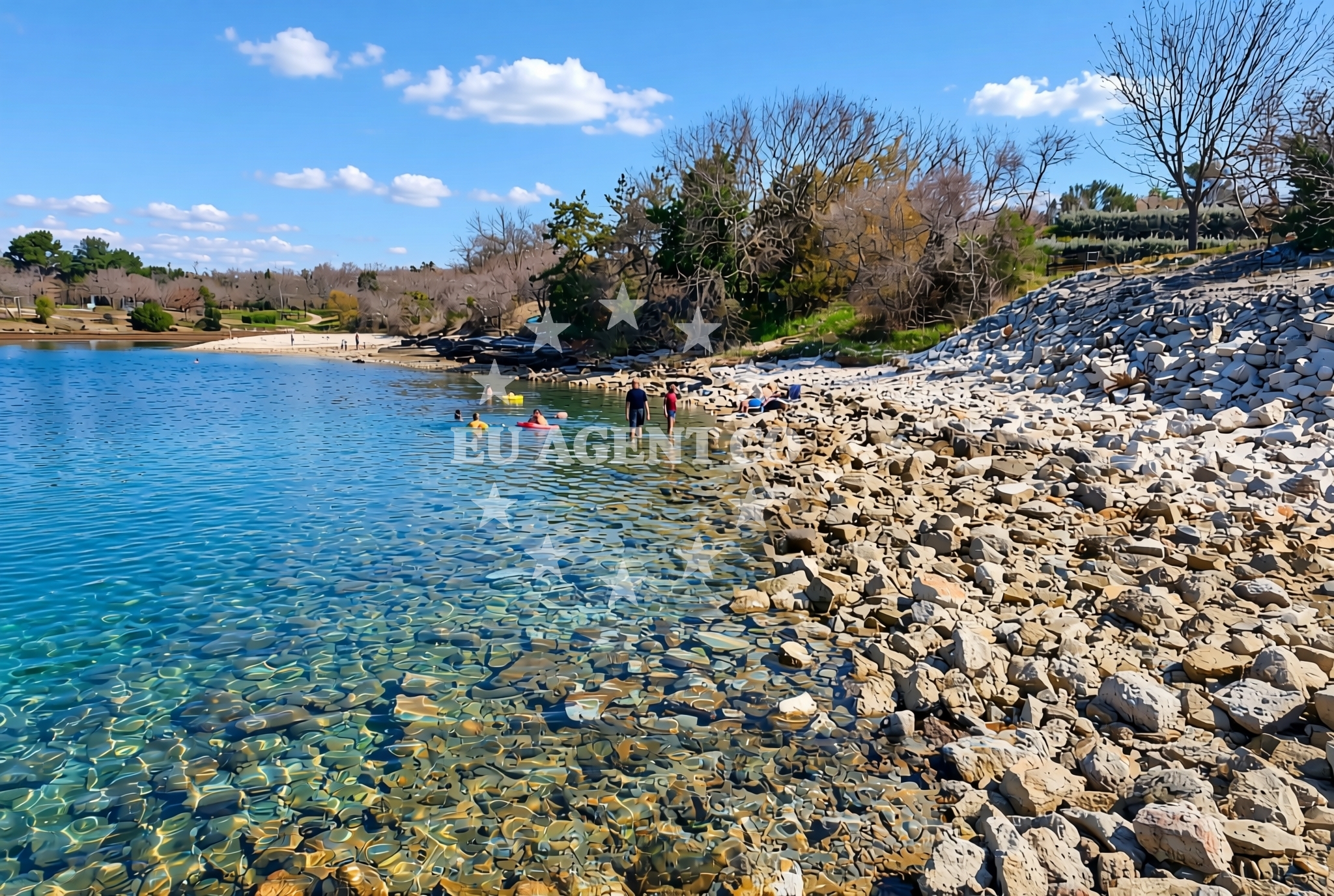 Beach facilities and surroundings at Kupanja istok (dog beach), Vabriga Beach in Kupanja istok (plaža za pse)