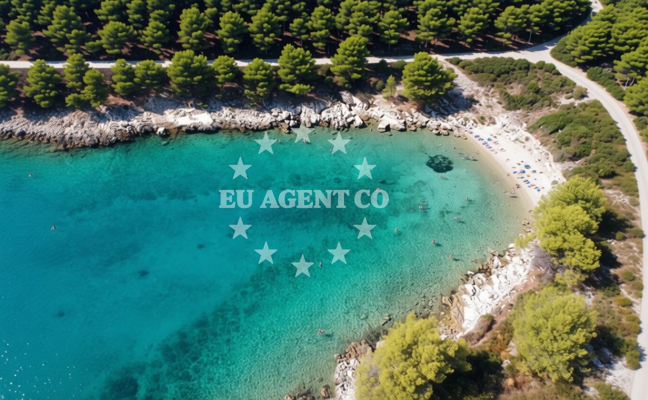 Beach facilities and surroundings at Labadusa beach II in Uvala Duga, Okrug Gornji