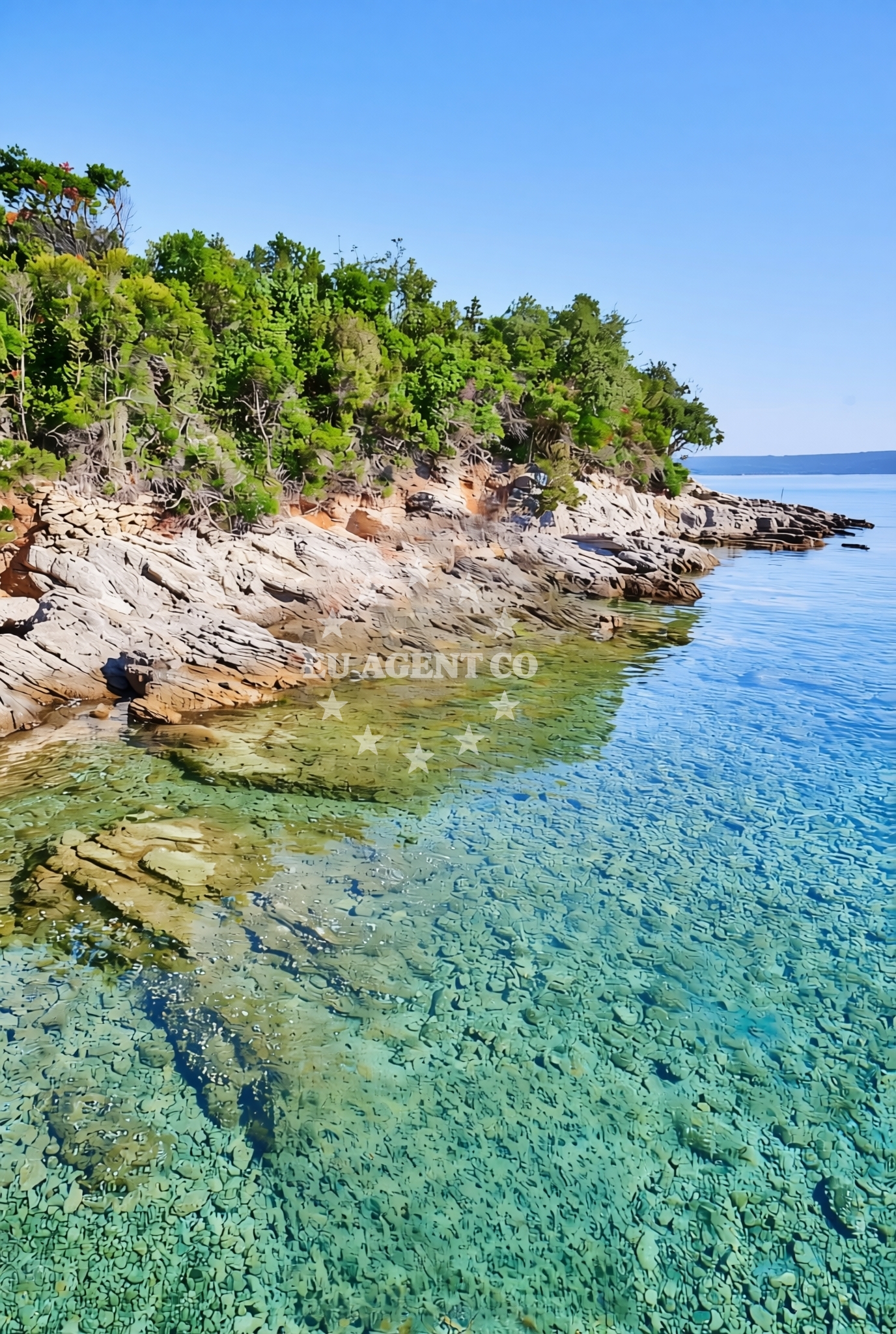 Beach facilities and surroundings at Lanena, Sveti Jakov (Lošinj) Beach in Lanena