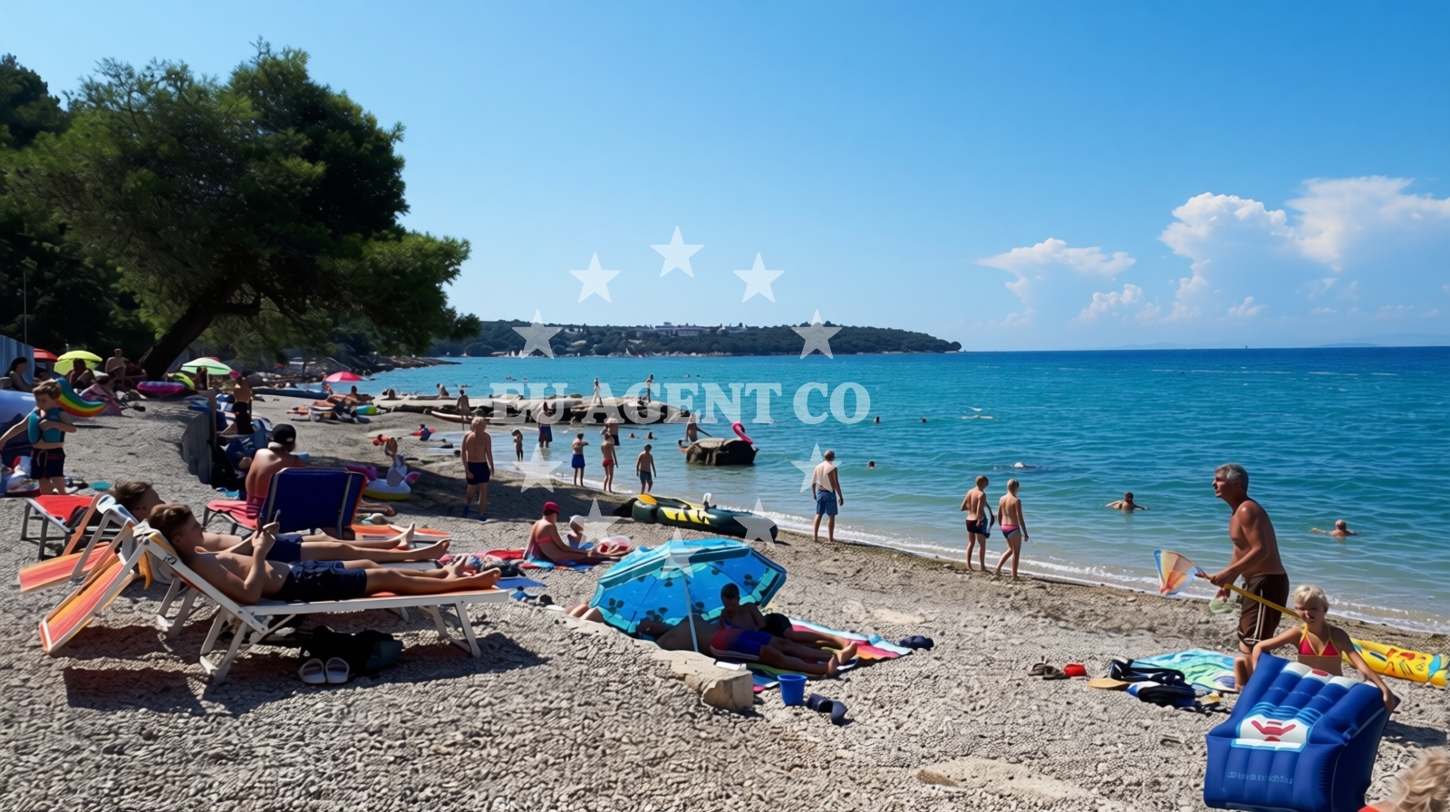 Beach facilities and surroundings at Lanterna beach in Lanterna 15, Poreč