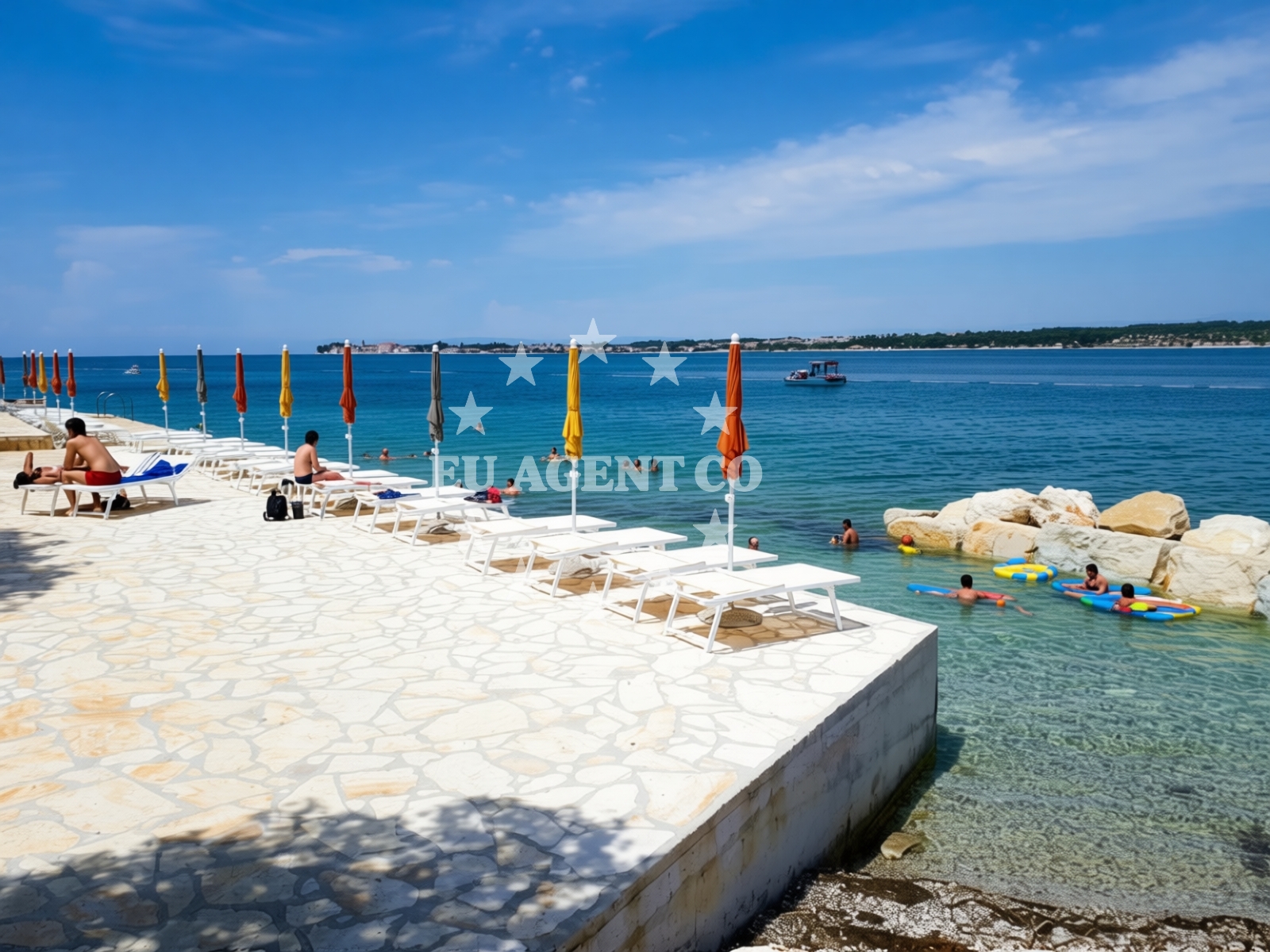 Beach facilities and surroundings at Lanterna beach in Lanterna 6, Tar
