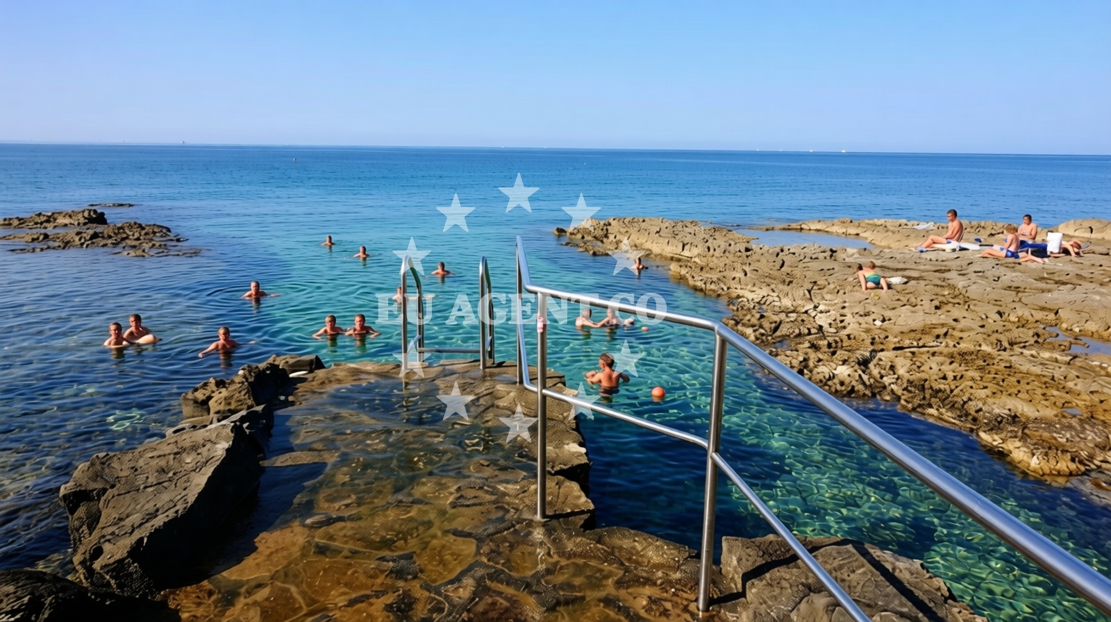 Sea and coastal view of Lanterna II beach in Lanterna 6, Tar