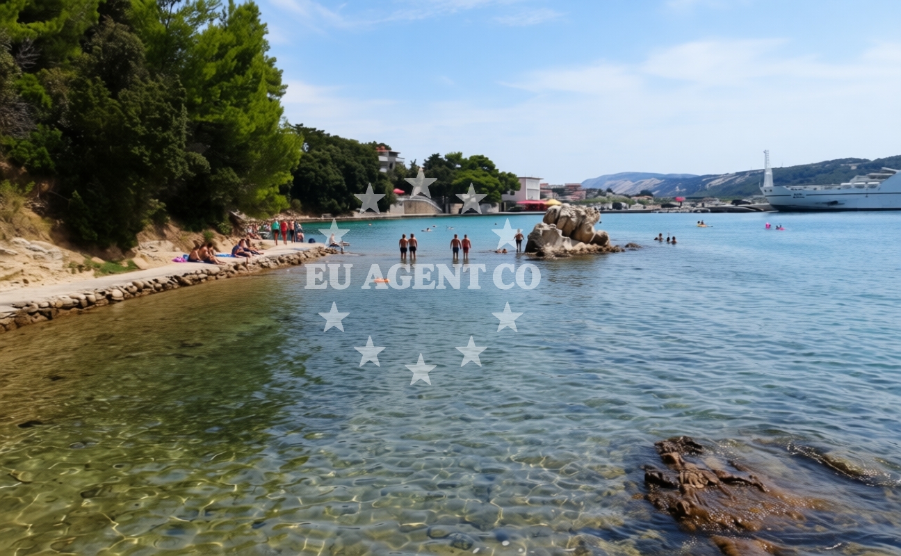 Shoreline and swimming area at Lescur beach in Lopar 30 A, Lopar
