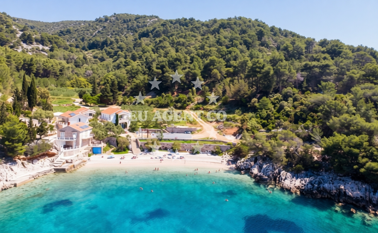 Beach facilities and surroundings at Lost beach