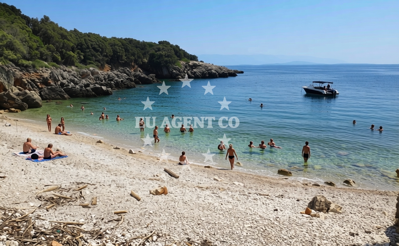 Beach facilities and surroundings at Loznati Beach in Loznati 10, Cres