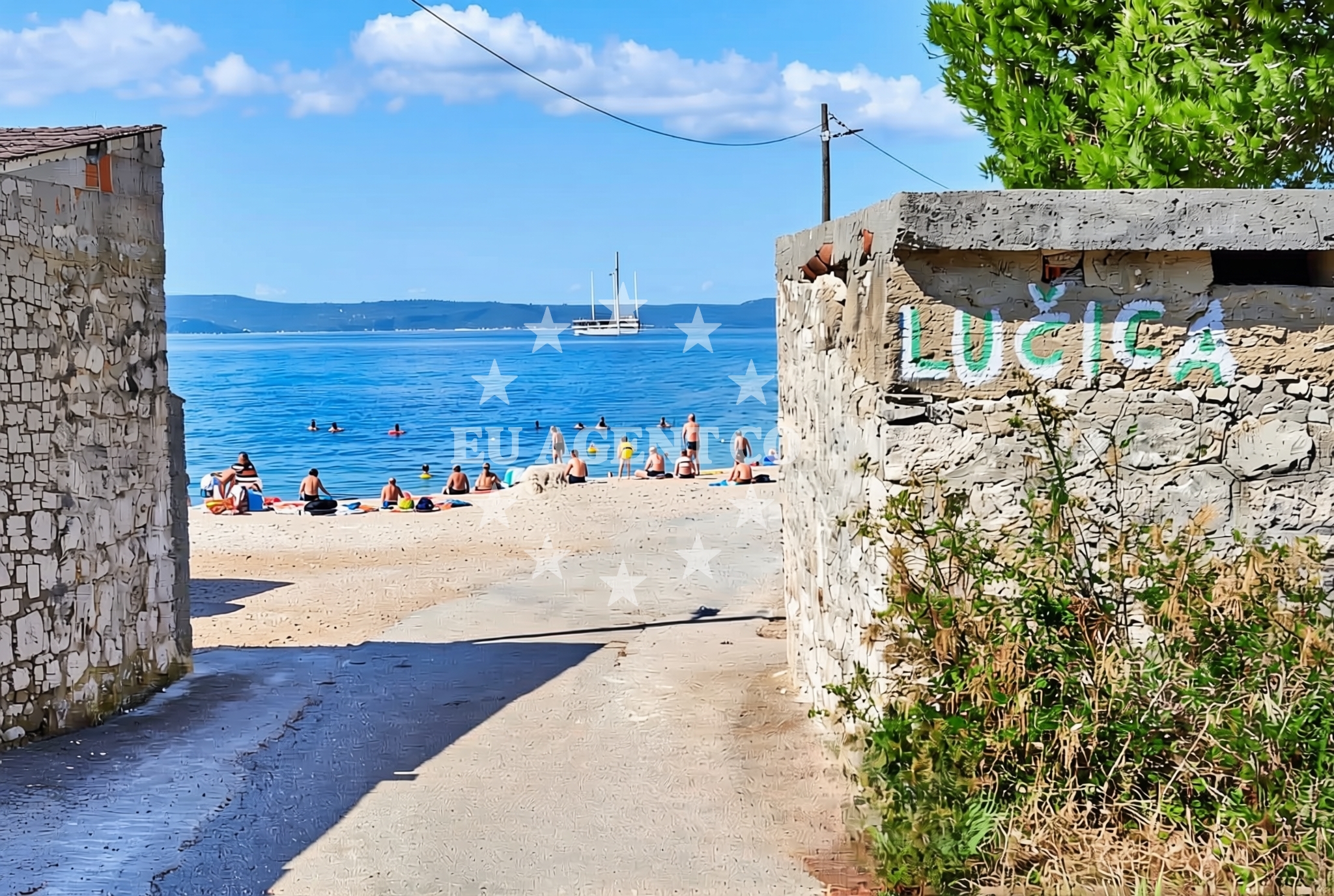 Shoreline and swimming area at Lučica istok, Ugljan (Ugljan) Beach in Lučica istok