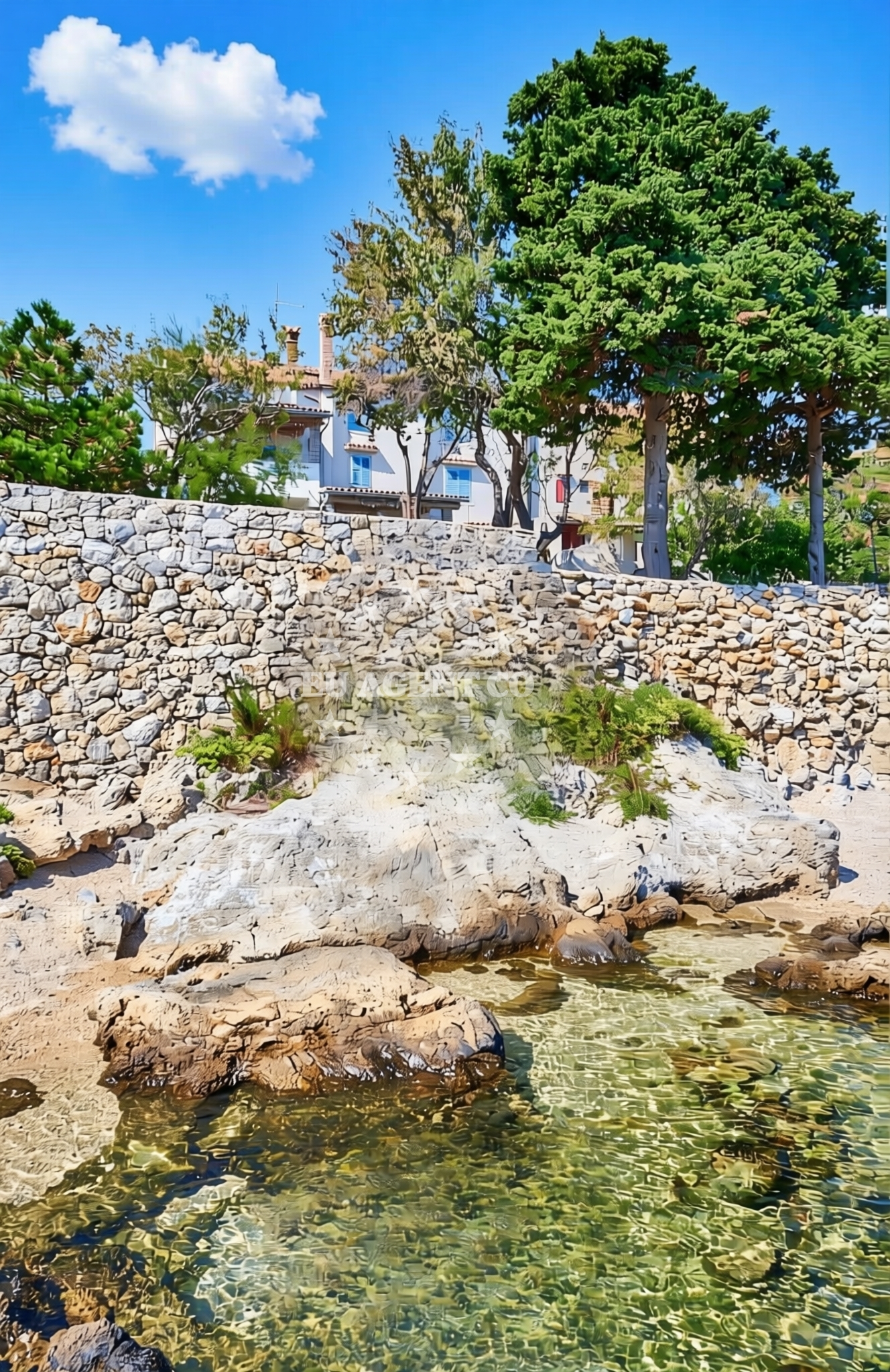 Beach facilities and surroundings at Lučica, Nerezine (Lošinj) Beach in Lučica