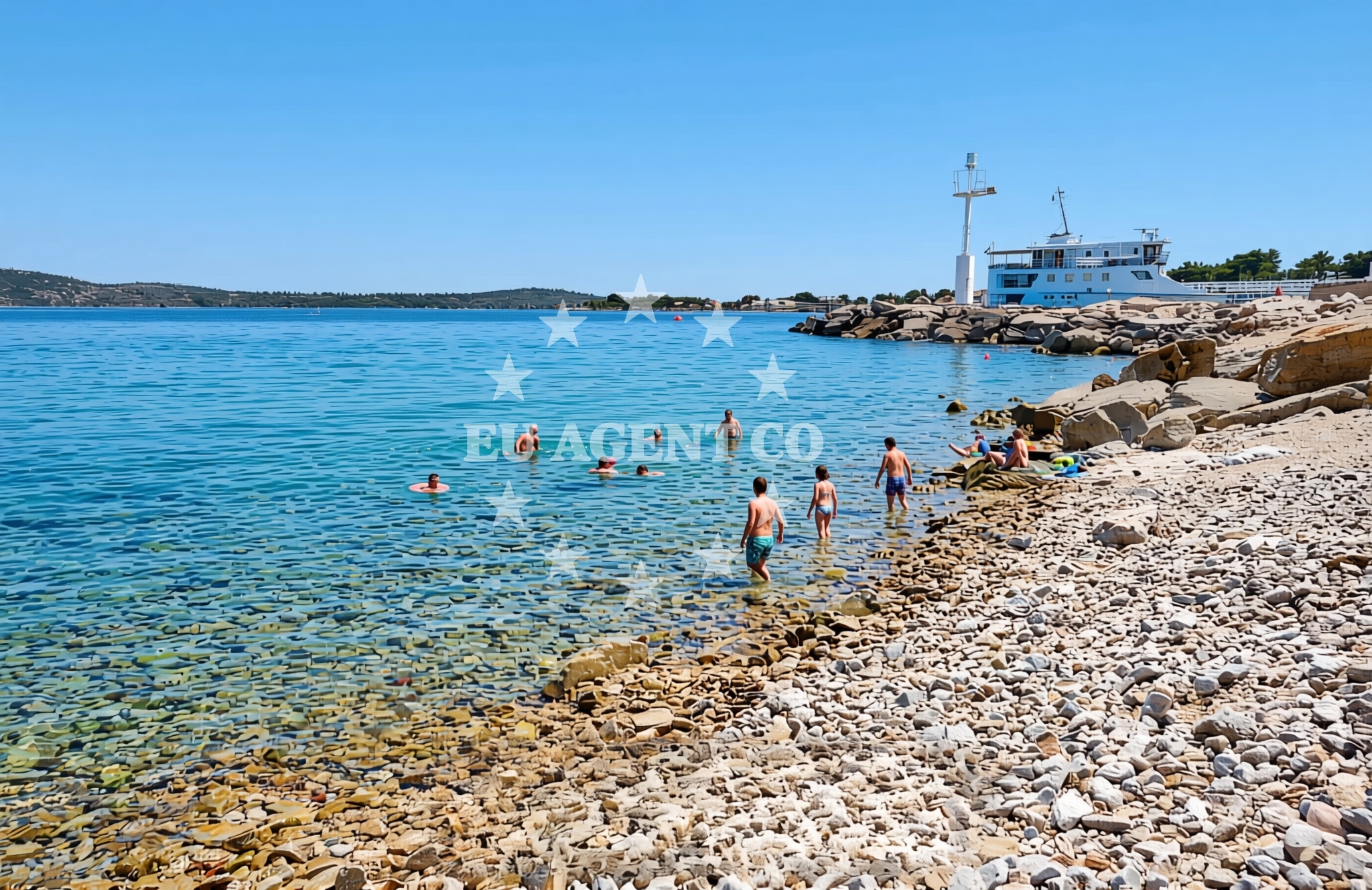Overview of Luka, Drvenik Mali (Drvenik Mali) Beach in Luka