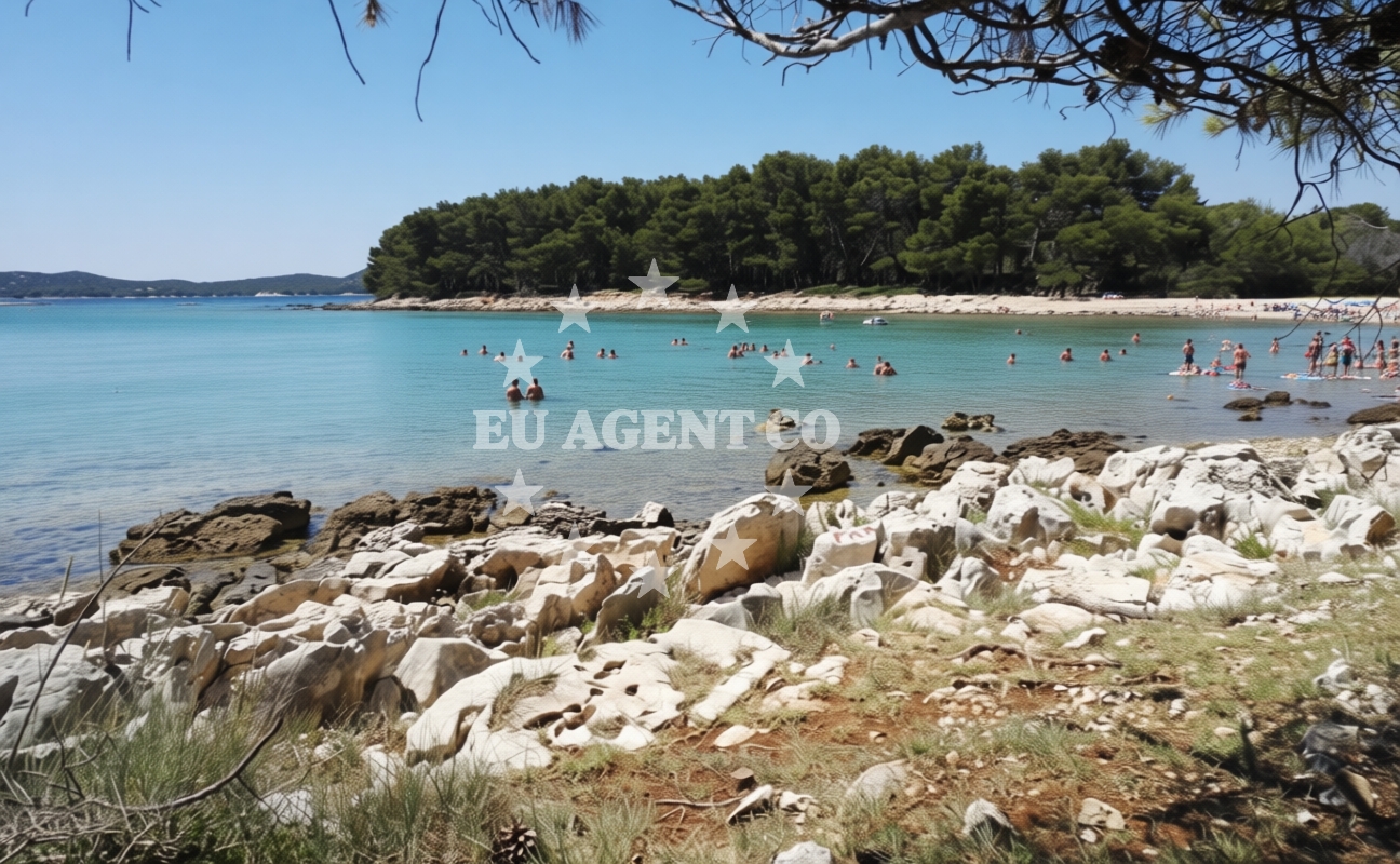 Additional view of Lumbrak beach in Crvena Luka 1, Biograd na Moru