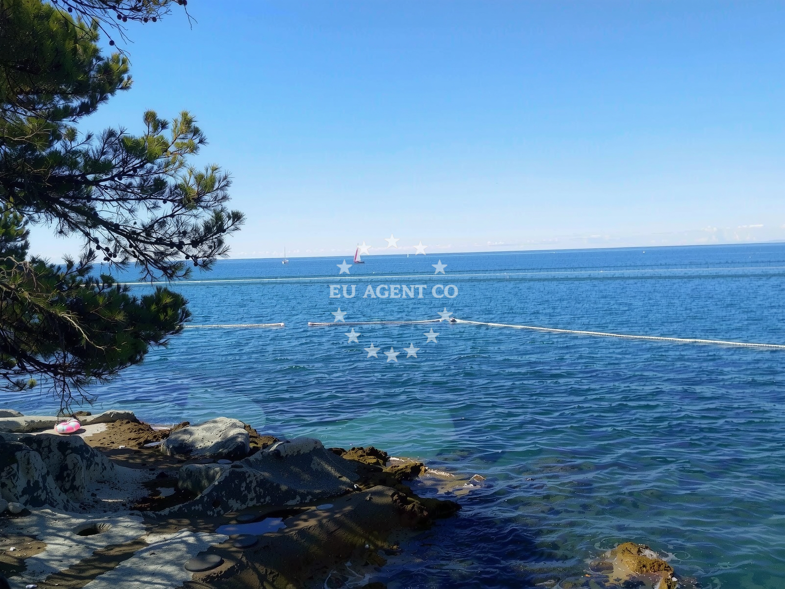 Beach facilities and surroundings at Luno Laguna beach in Plava Laguna Resort, Poreč