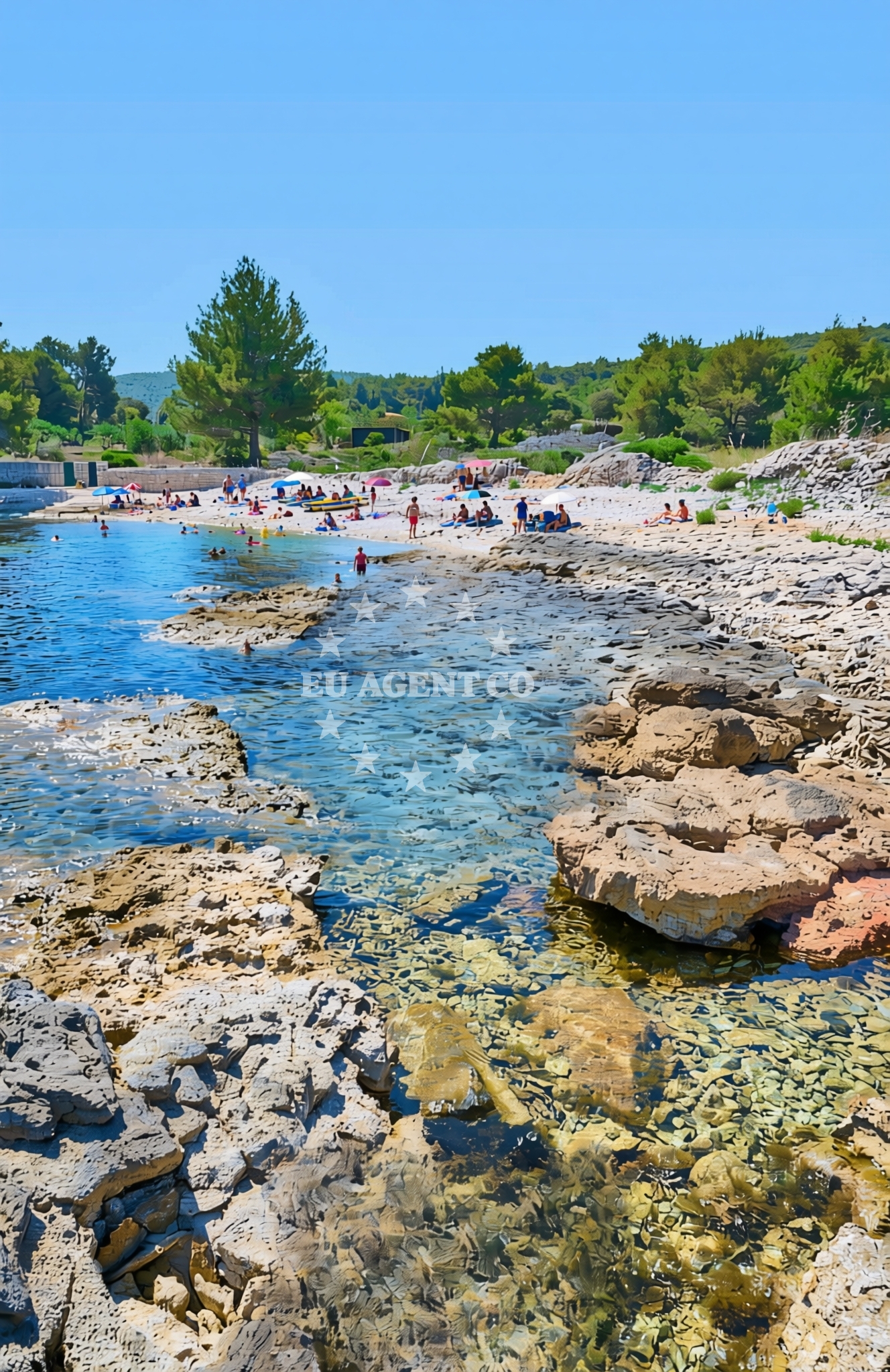 Beach facilities and surroundings at Malačnica sredina, Supetar (Brač) Beach in Malačnica sredina