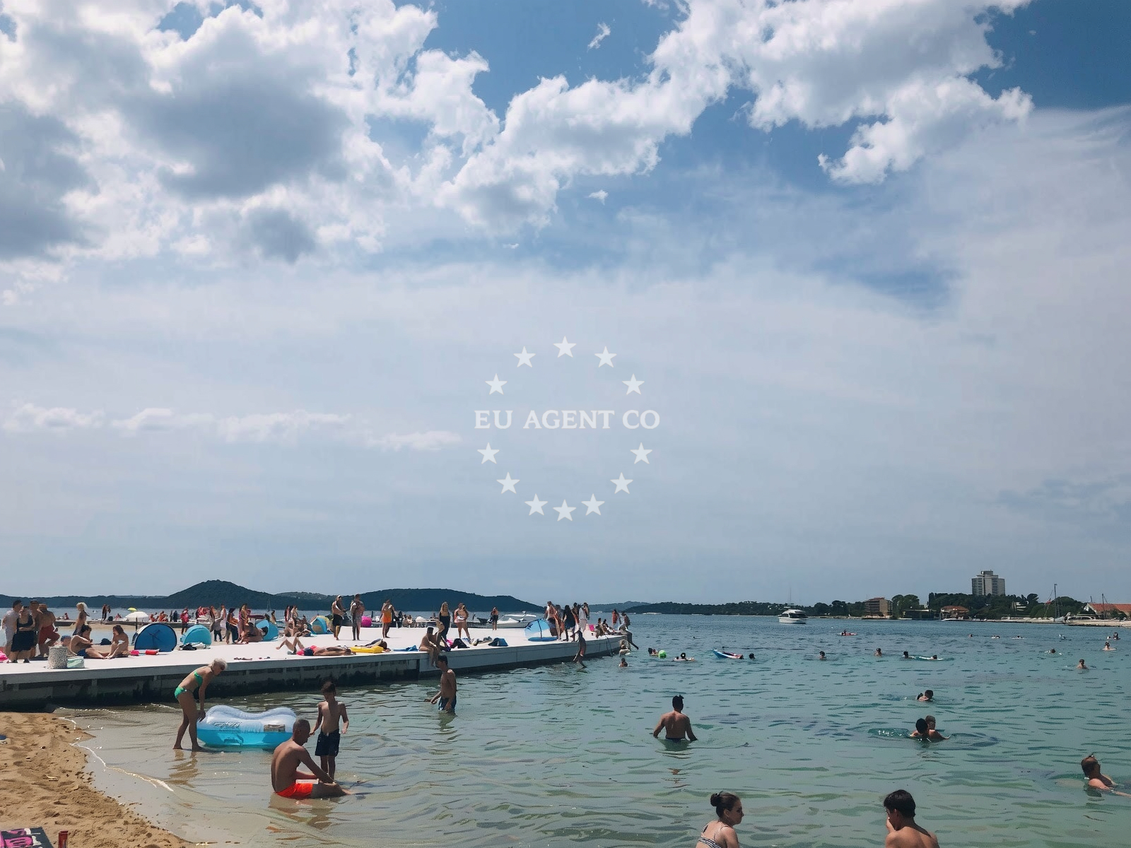 Beach facilities and surroundings at Male Vrulje Beach in 11 Kraje ulica, Vodice