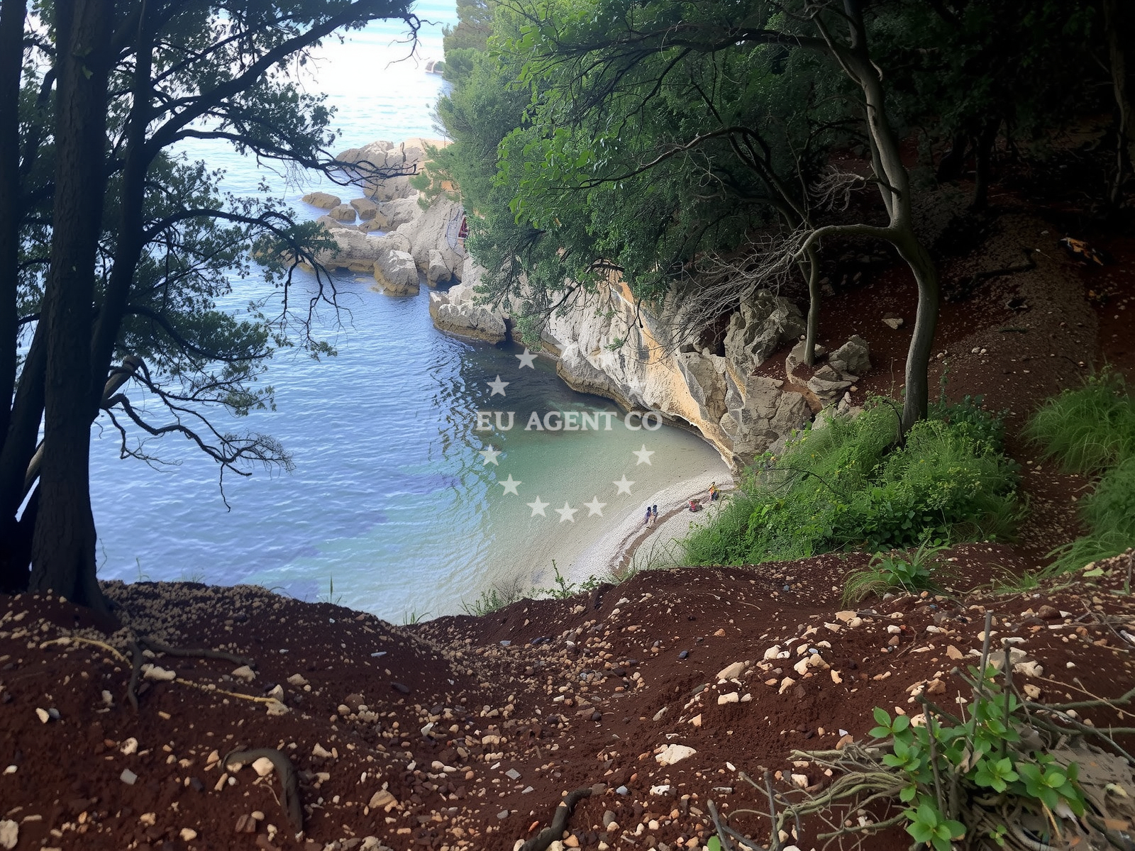 Sea and coastal view of Mali Portluk beach in Gondolići 20a, Labin