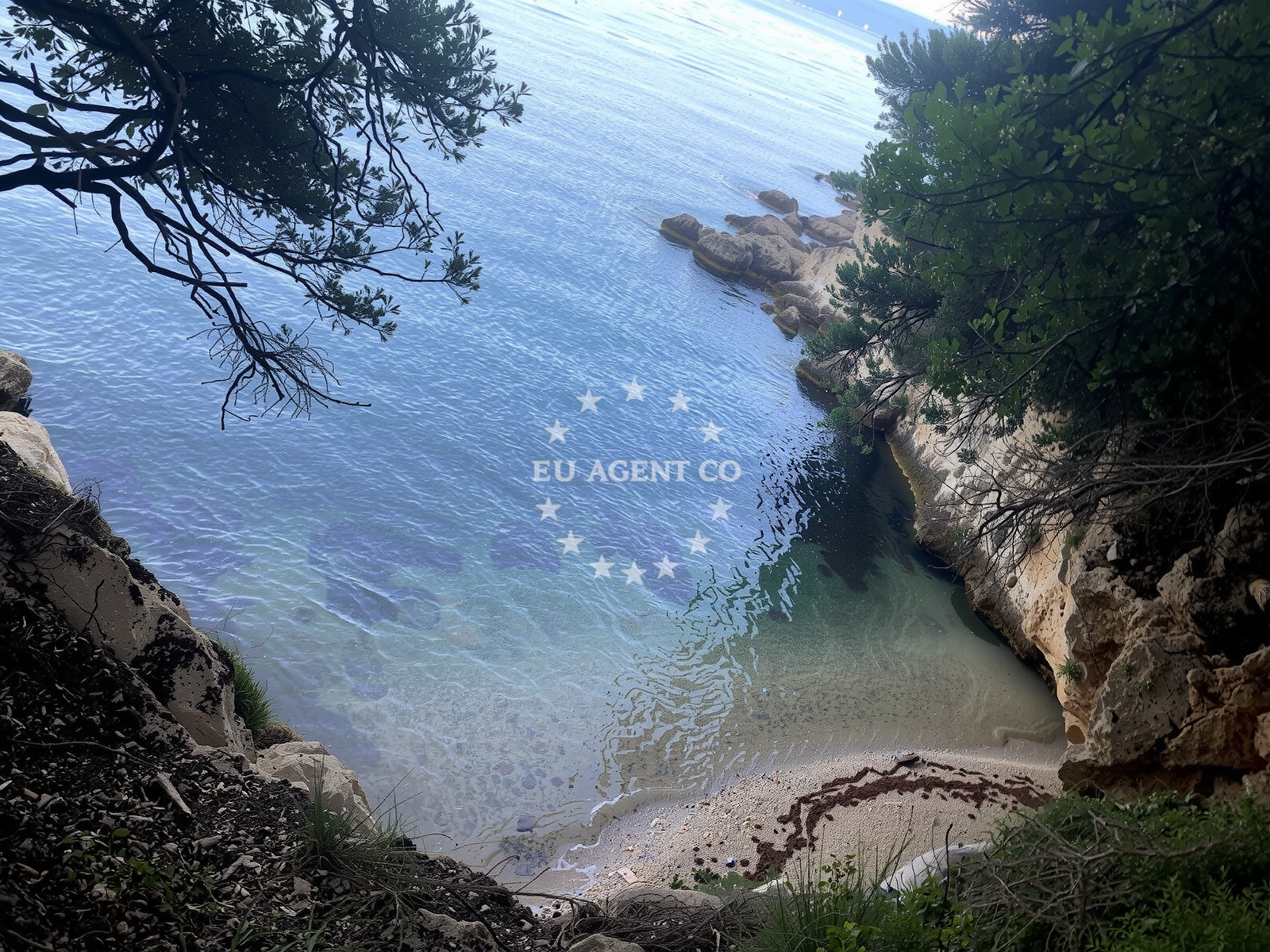 Additional view of Mali Portluk beach in Gondolići 20a, Labin