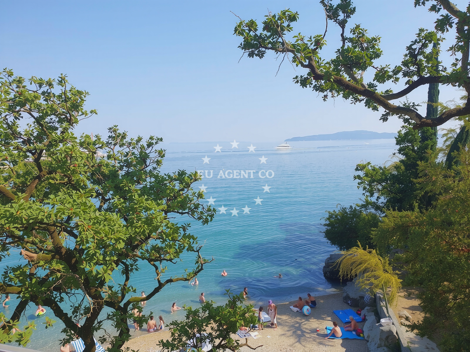 Beach facilities and surroundings at Mali Raj Plaz in Antona Raspora 24, Opatija