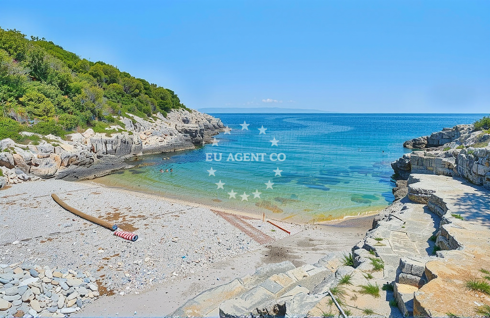 Beach facilities and surroundings at Mali Shkolich in 41 Kavran, Kavran