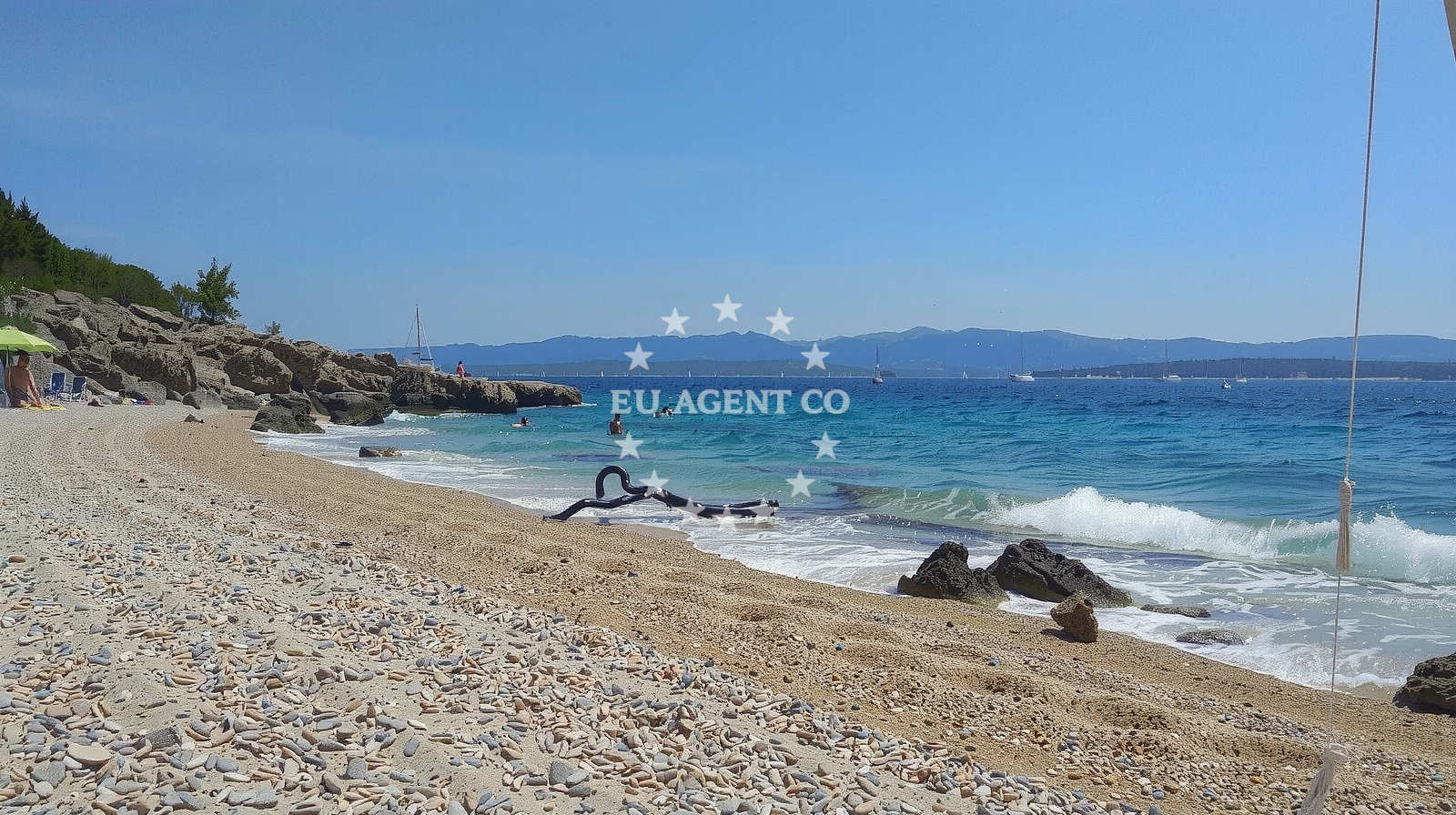 Beach facilities and surroundings at Mali Zagradac beach in Put Zlatnog rata b.b., Bol