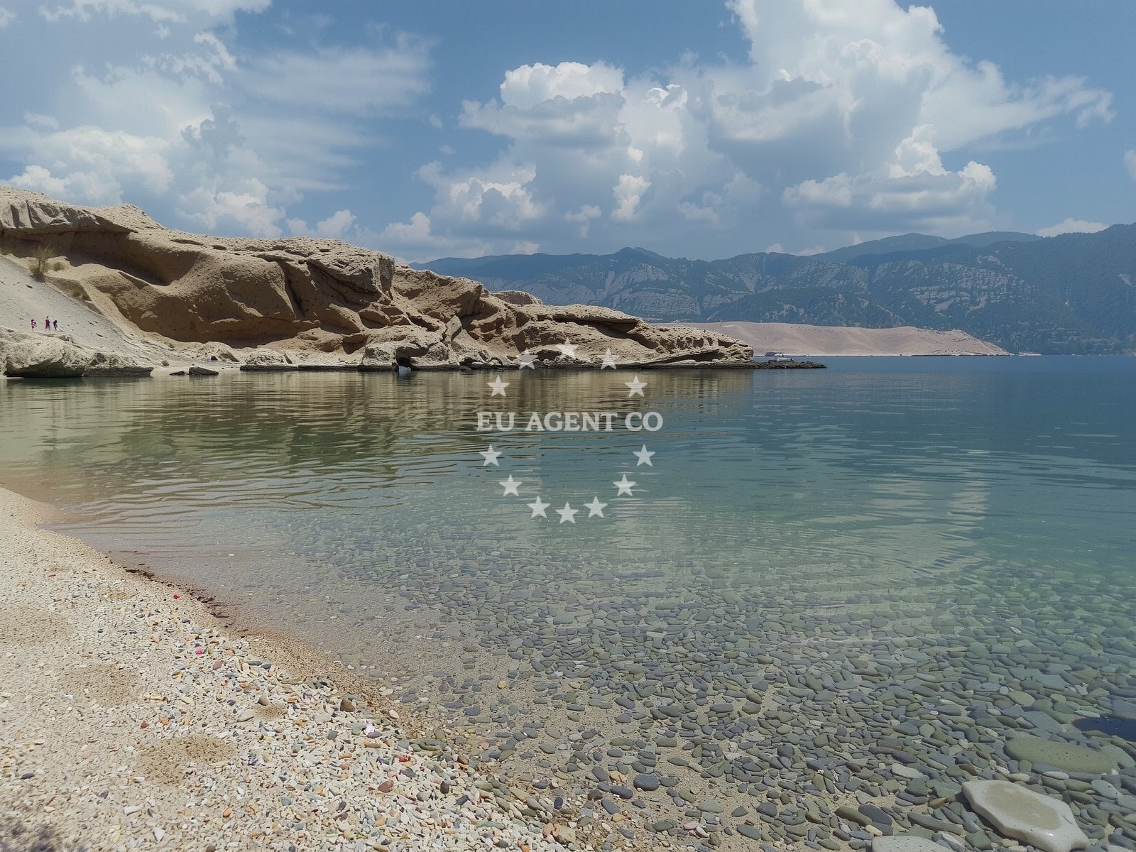Beach facilities and surroundings at Mali Zaton beach in Šibenska 23, Pag