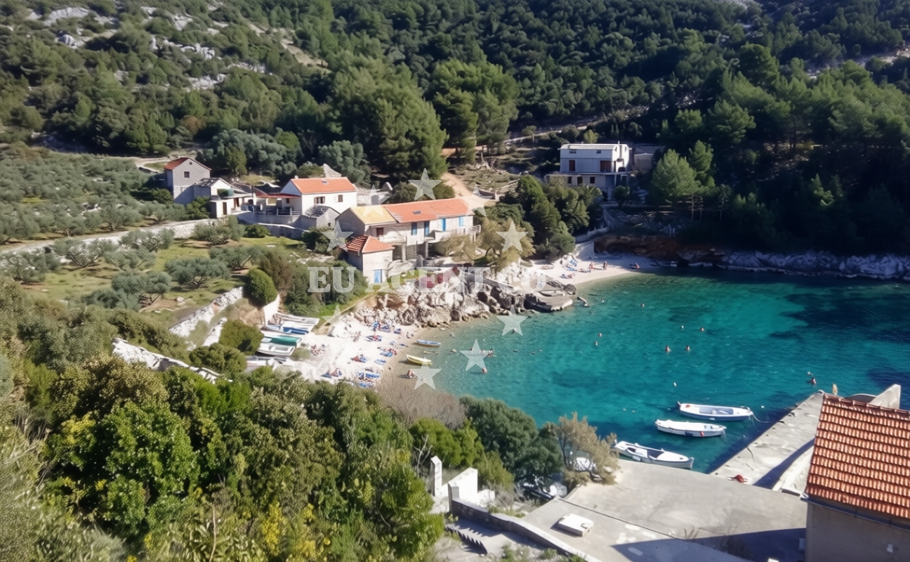 Additional view of Maria beach