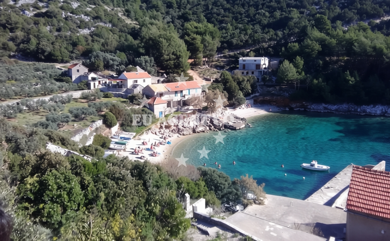 Additional view of Maria beach