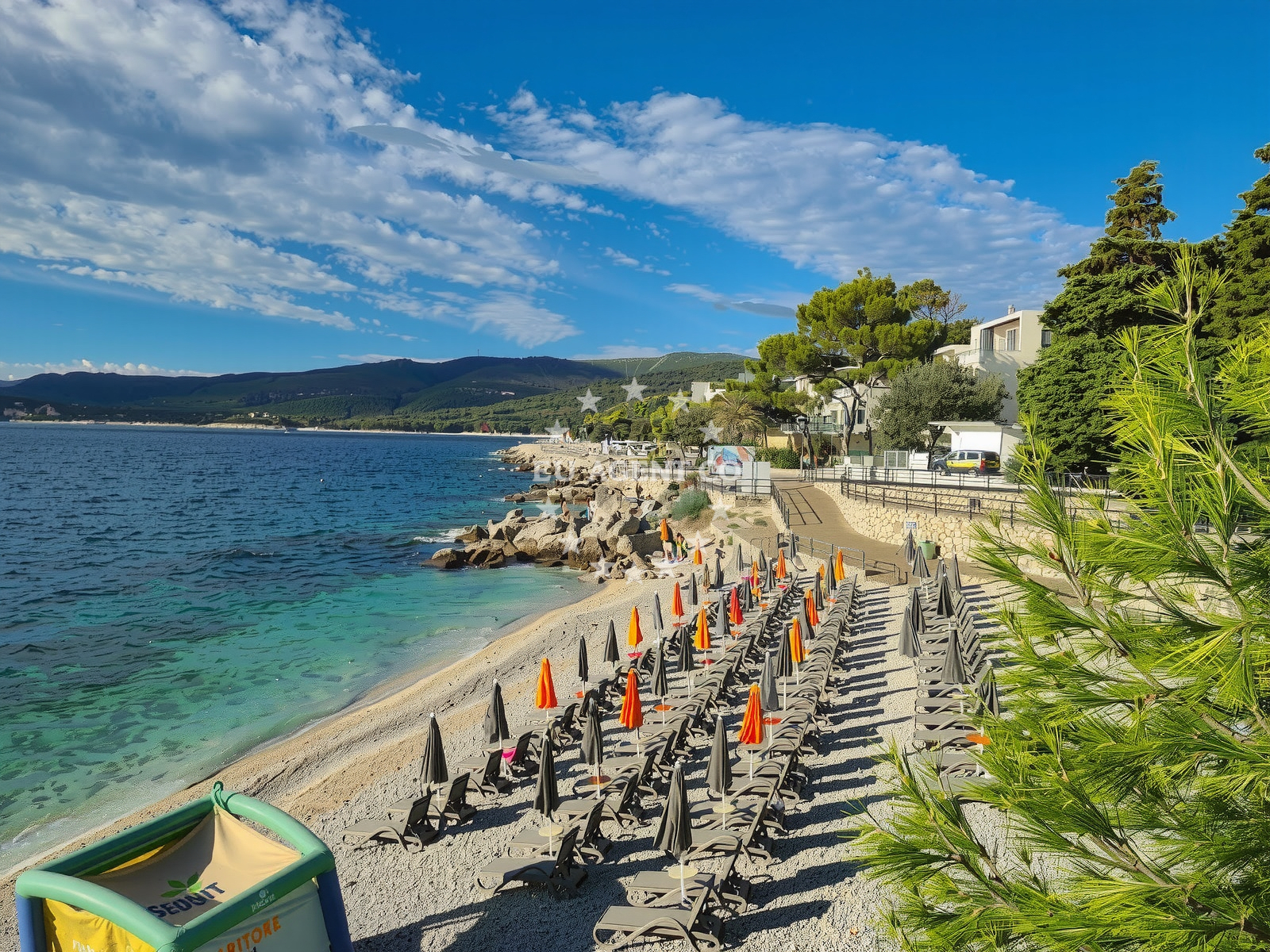 Overview of Maro Family Beach in Girandella 11, Rabac
