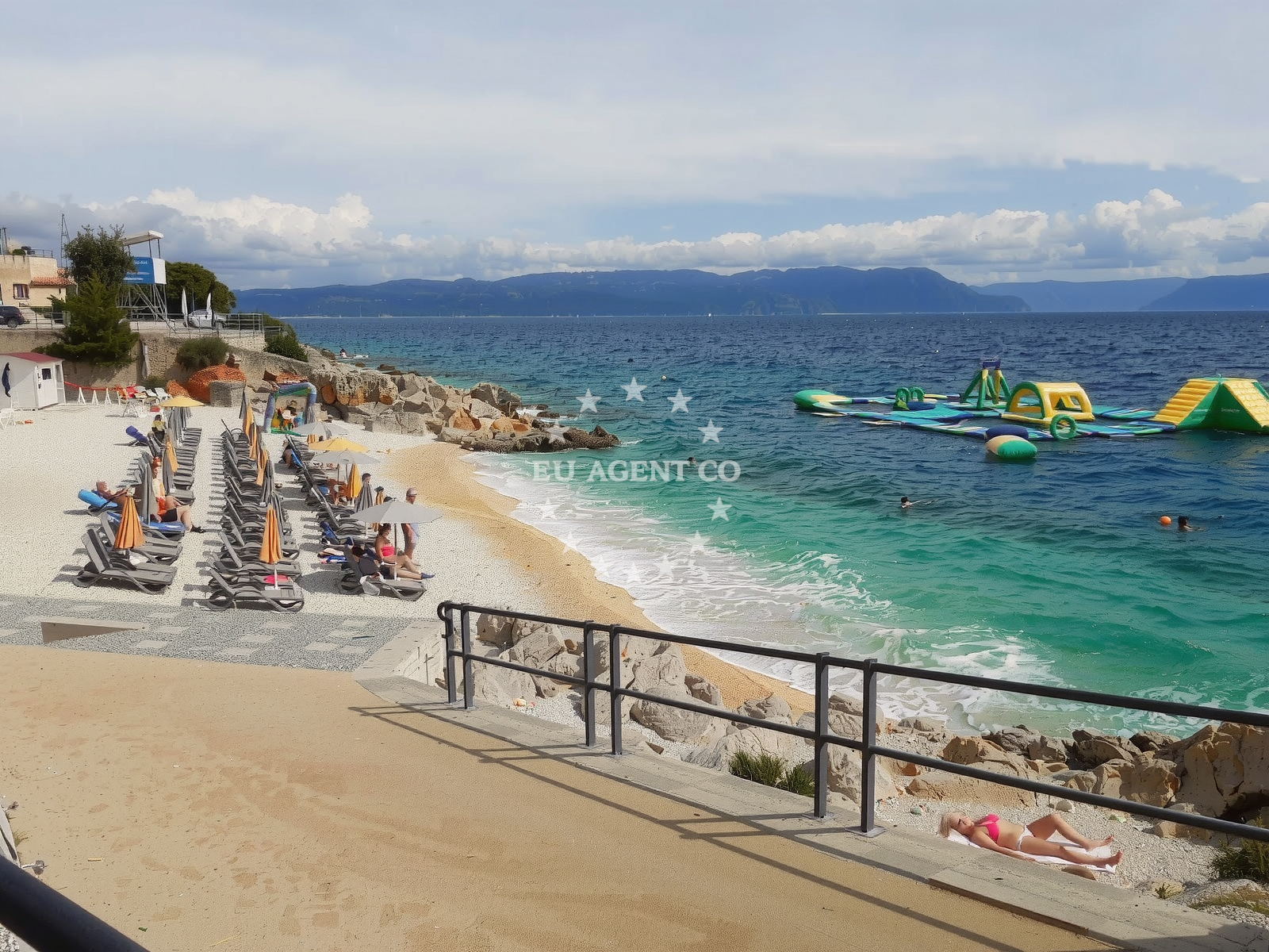 Shoreline and swimming area at Maro Family Beach in Girandella 11, Rabac